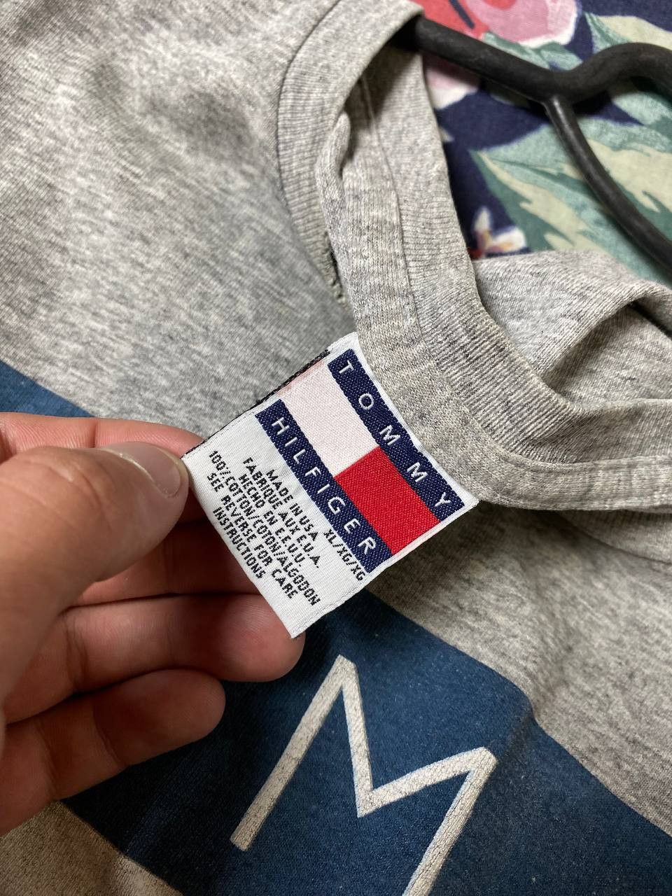 Tommy Hilfiger × Vintage Vintage Tommy Hilfiger center logo Flag Tee Size US XL / EU 56 / 4 - 2 Thumbnail