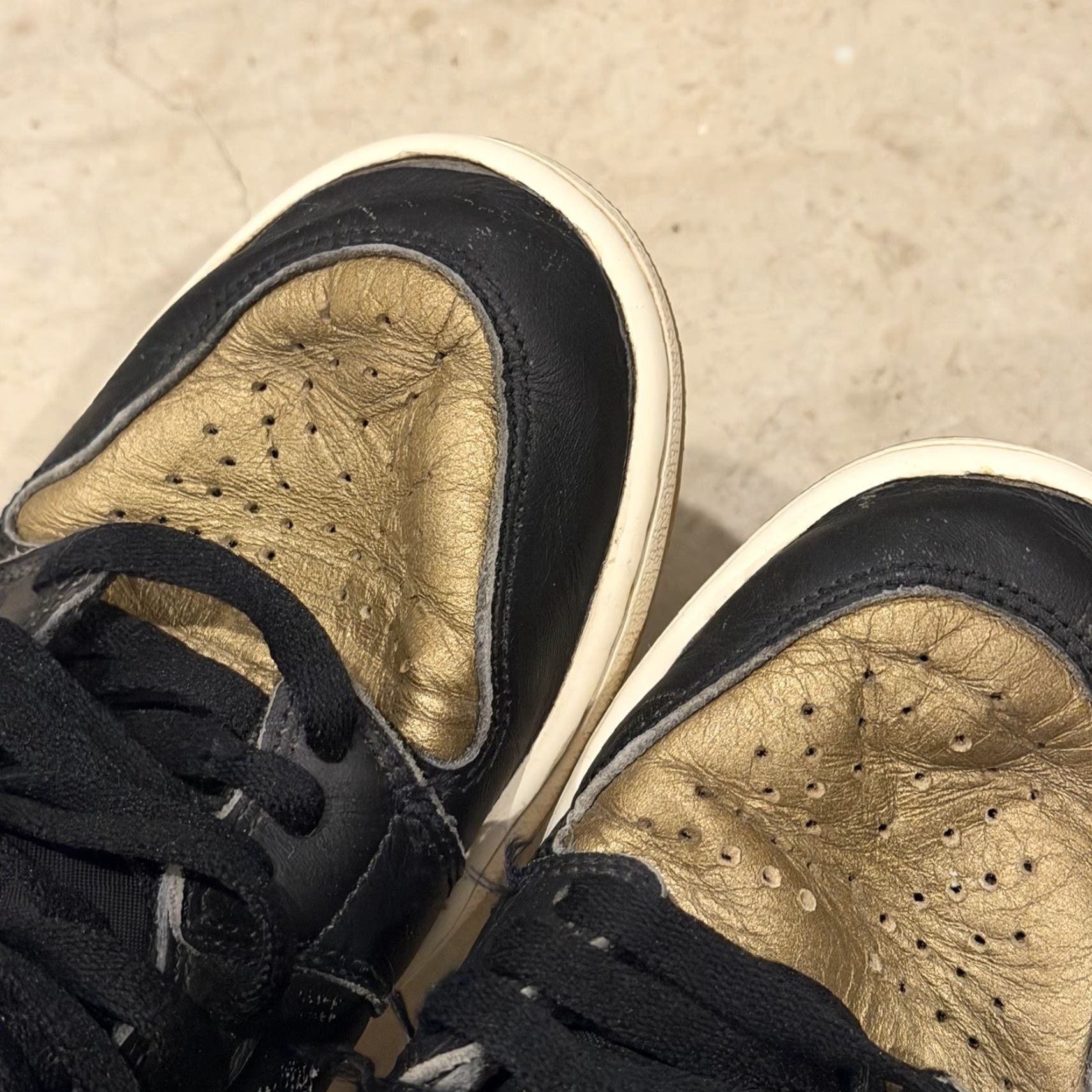 Jordan Brand Air Jordan 1 Retro OG High Black Gold Distressed - 7.5 US / 6.5 UK Men's Sneaker High Top Gold 2024 DZ5485-071 Size US 7 / EU 40 - 5 Thumbnail