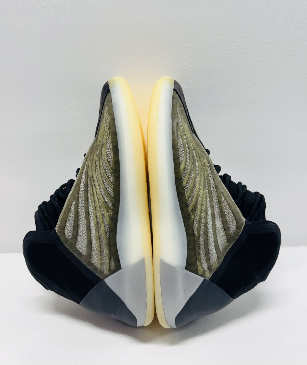 Yeezy Adidas Yeezy Quantum YZY QNTM Barium Size US 10.5 / EU 43-44 - 2 Thumbnail
