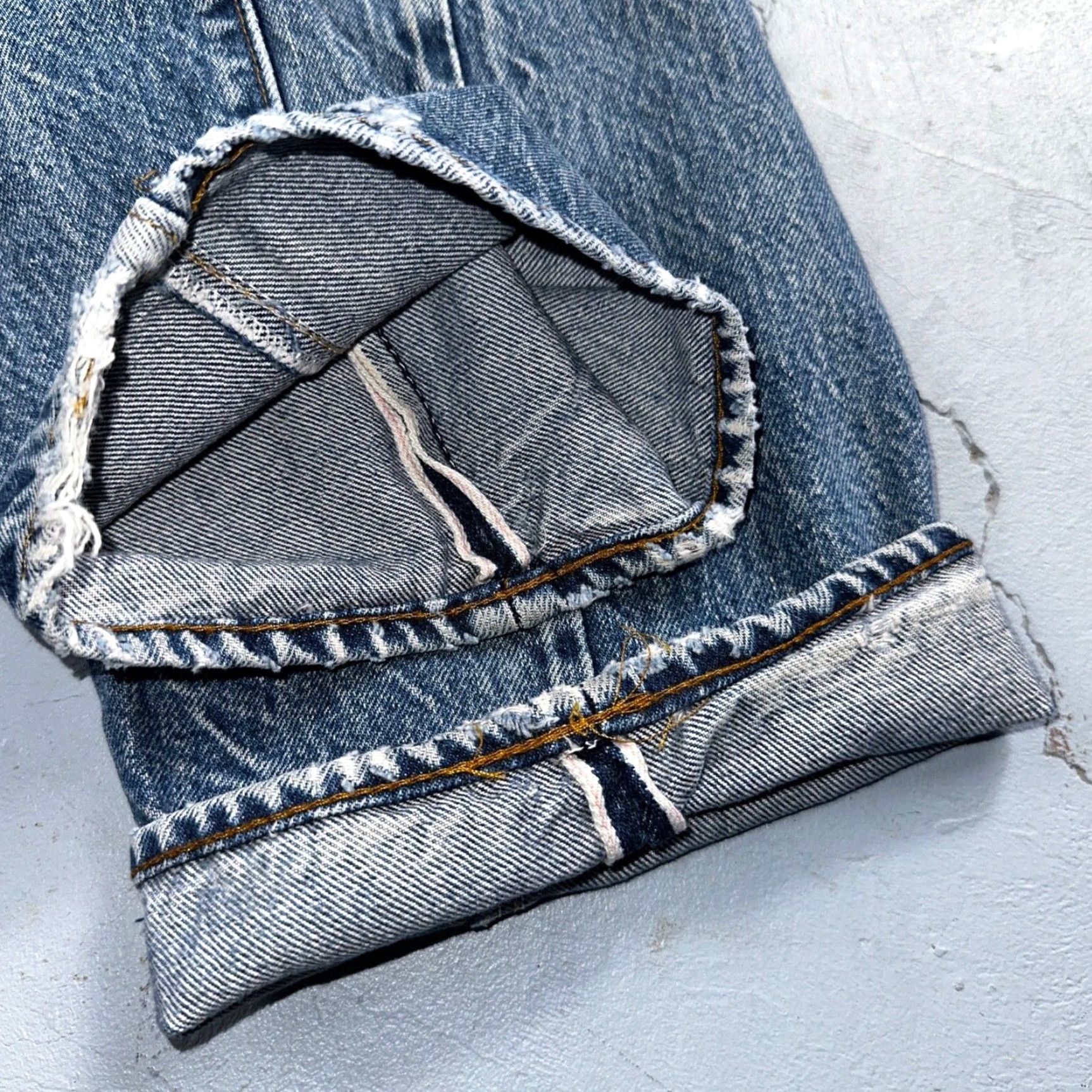 Levi's VINTAGE Levi's 501 XX Jeans Light Wash Redline Selvedge 80s Mid Rise 28x32 Distressed USA Mens Size US 28 / EU 44 - 4 Thumbnail