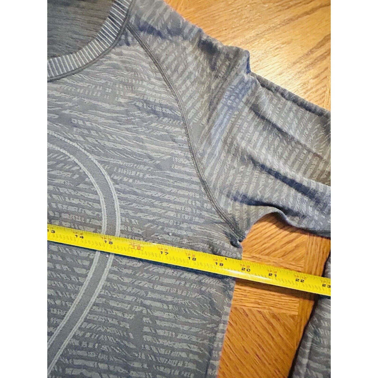 Lululemon Lululemn Shirt Wmn 12 Gry Run Swift Tech Shirt Feathr Pattrn Size XL / US 12-14 / IT 48-50 - 6 Thumbnail