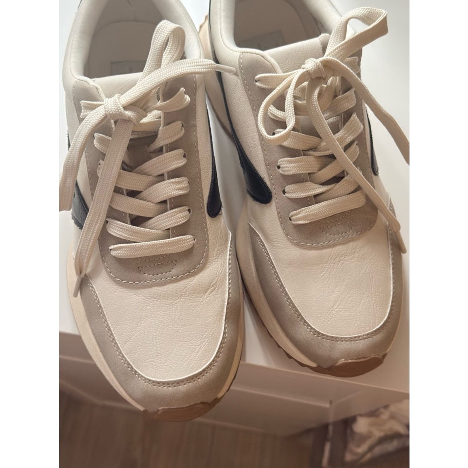 Dolce Vita Dolce Vita Cream and Black Lace-Up Women's Sneakers Size US 9 / IT 39 - 6 Thumbnail