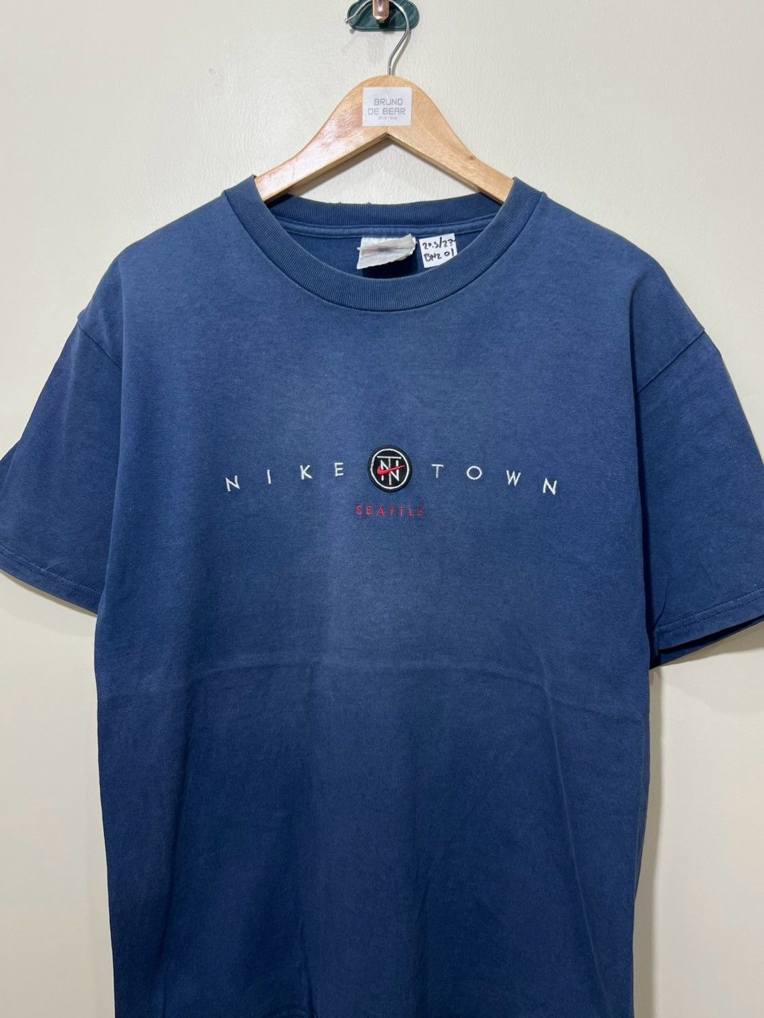 Nike × Vintage Vintage 90's Nike Town Seattle shirt bnz01 Size US M / EU 48-50 / 2 - 2 Thumbnail