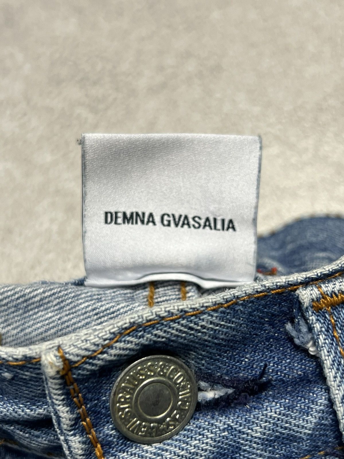 Vetements VETEMENTS x LEVIS FW17 RUNWAY EMBROIDERED LOGO DENIM JEANS Size US 28 / EU 44 - 5 Thumbnail