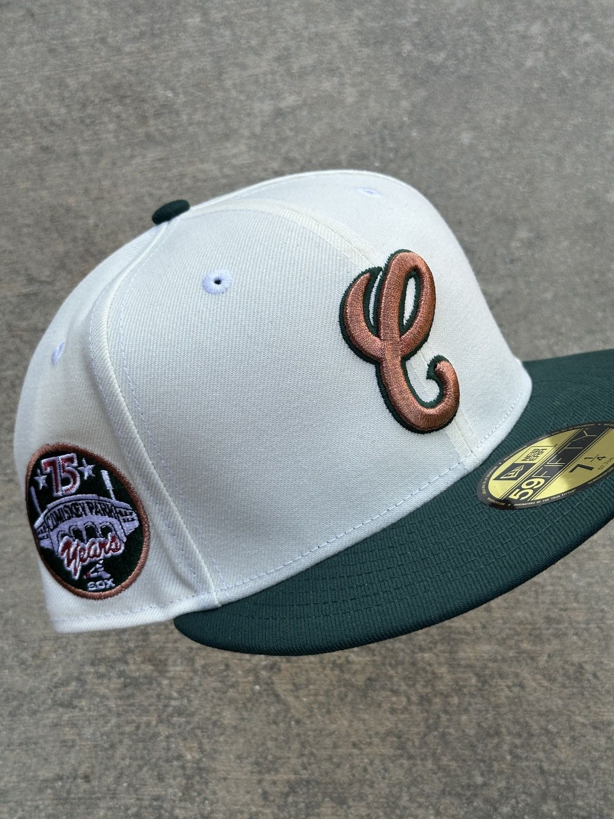 MLB × New Era Chicago White Sox Chrome White Two Tone Fitted Hat 7 1/4 Size ONE SIZE - 1 Thumbnail
