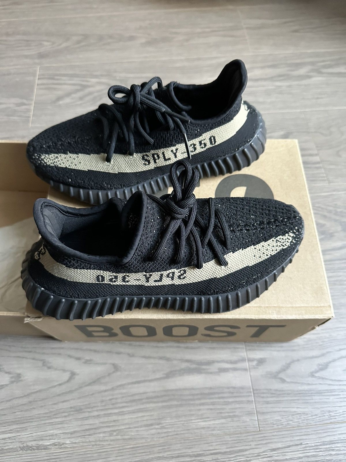 Adidas × Yeezy YEEZY BOOST 350 V2 CORE BLACK GREEN Size US 6 / EU 39 - 2 Thumbnail