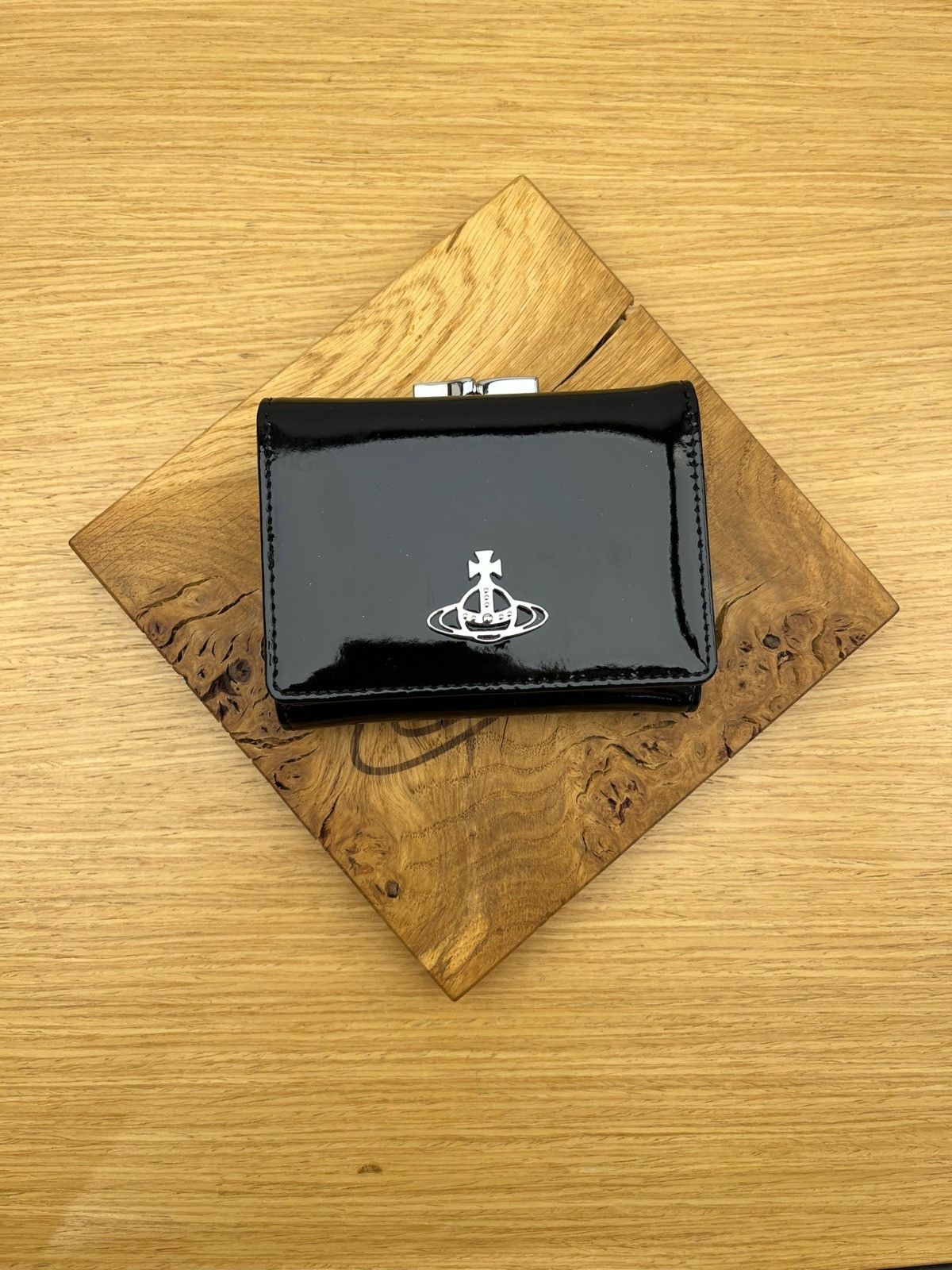 Vivienne Westwood o1f1d3z0825 Size: OS / Small Frame Wallet in Black Size ONE SIZE - 1 Preview