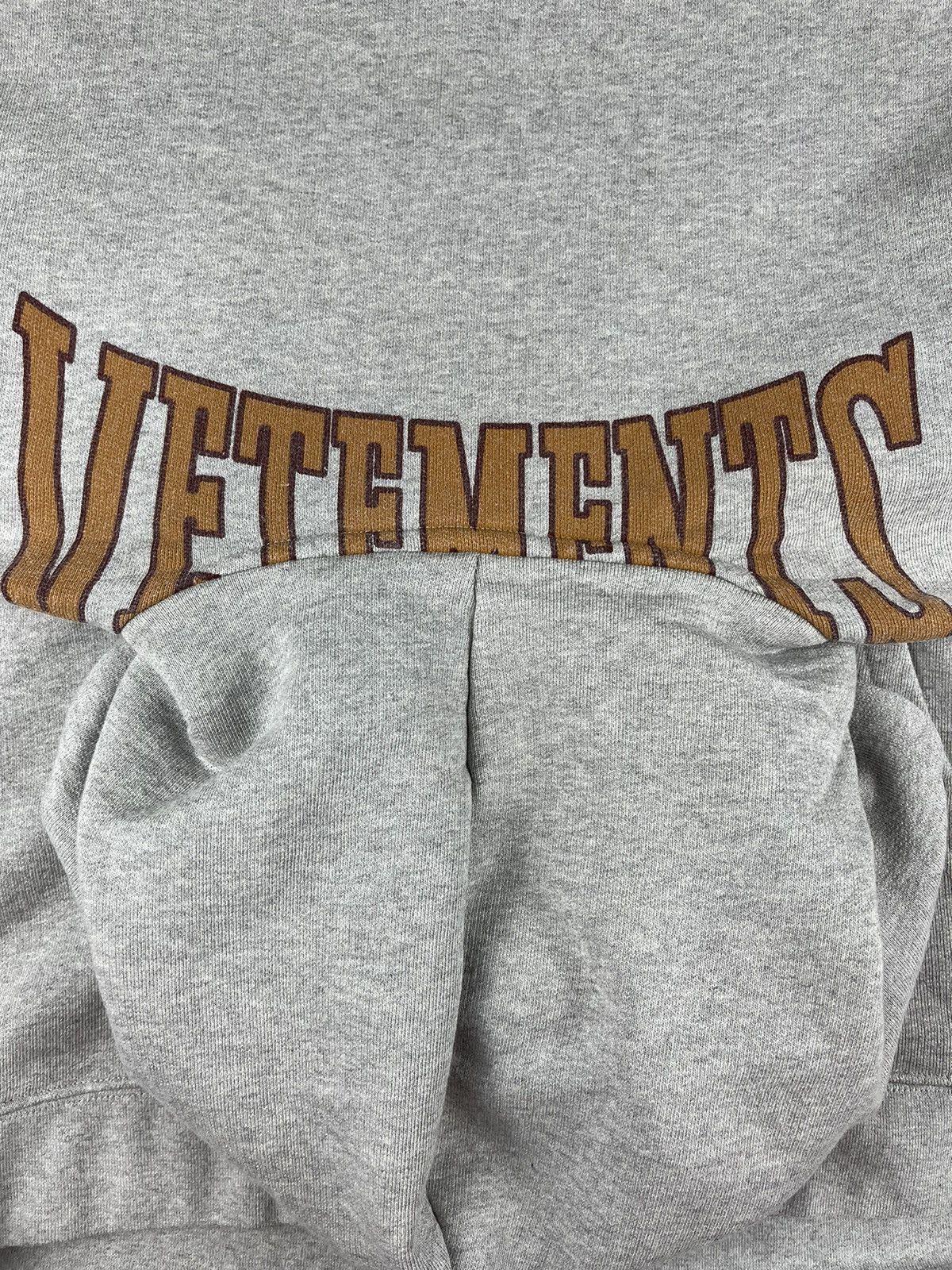 Vetements AW18 Vetements Misplaced Logo Cropped Hoodie Grey Size US M / EU 48-50 / 2 - 3 Thumbnail