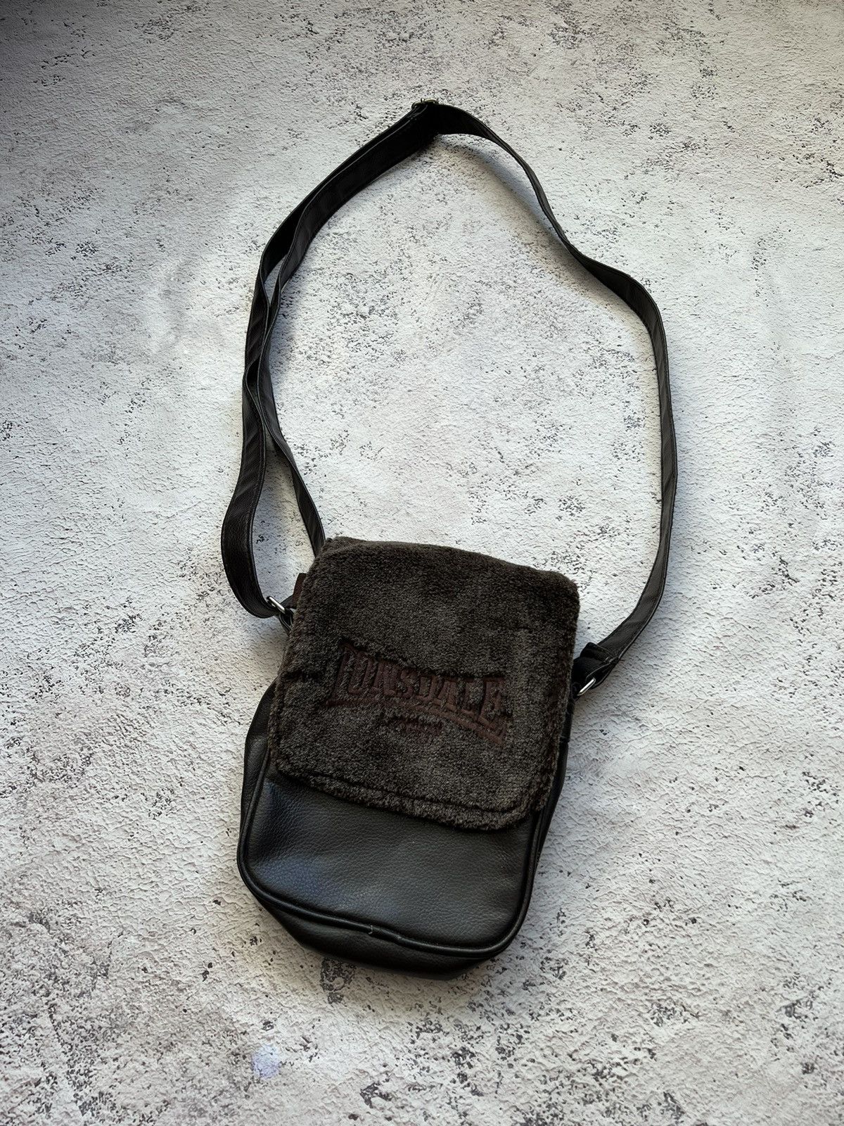 Lonsdale × Vintage Y2K Vintage Lonsdale Faux Fur Shaggy Messenger Bag Size ONE SIZE - 2 Thumbnail