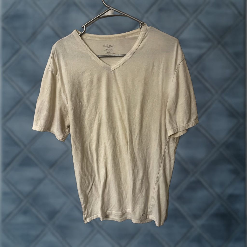 Calvin Klein Calvin Klein T-Shirt Men's L Short Sleeve V-Neck White Logo Solid Shirt Adult Large White Calvin Klein Mens T-Shirt Size US L / EU 52-54 / 3 - 1 Thumbnail