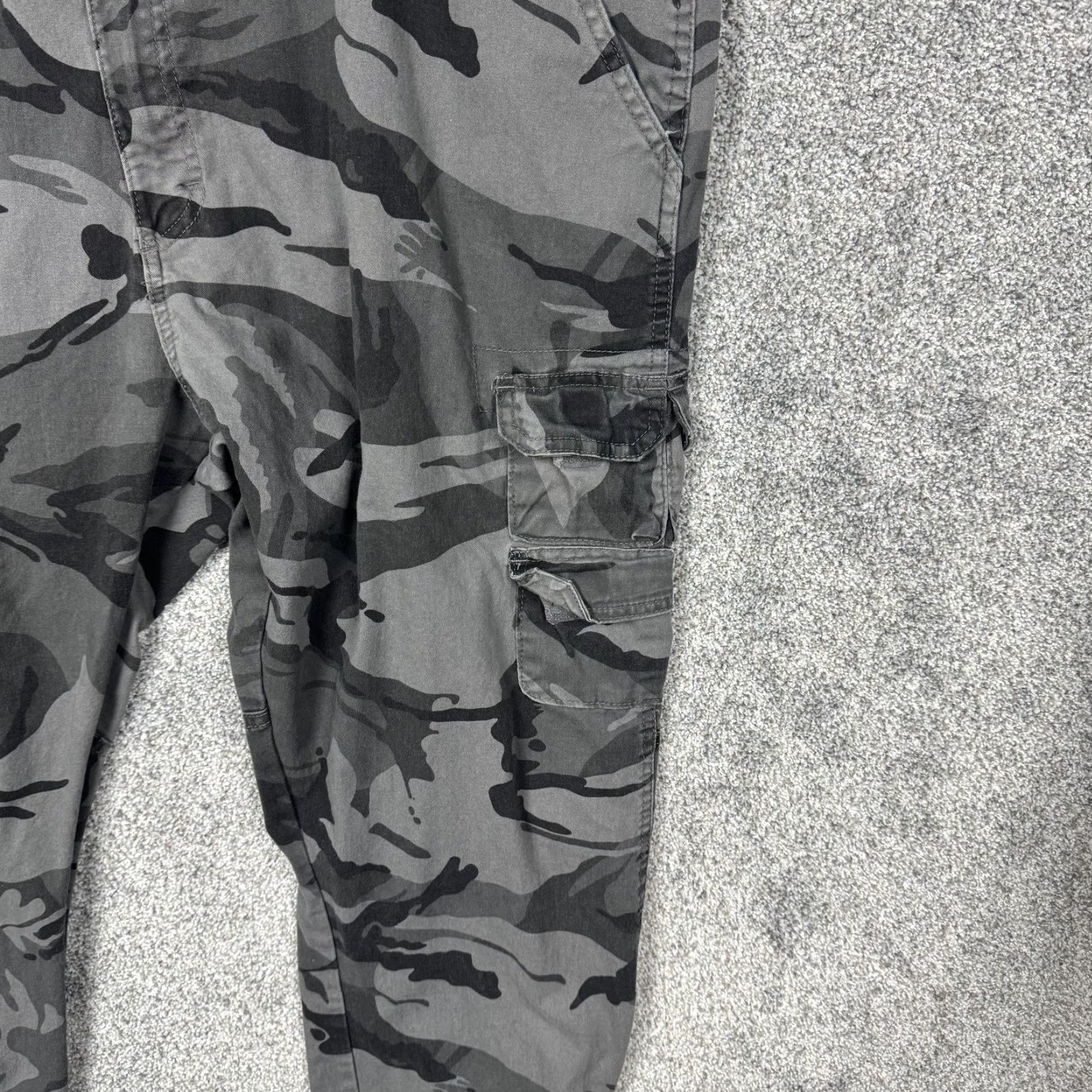 Wrangler Wrangler Cargo Pants Mens Regular Taper Gray Camouflage Cotton Spandex 43x28.5 Army Casual Workwear Cargo Pockets Zip Front Button Closure Size US 42 / EU 58 - 7 Thumbnail