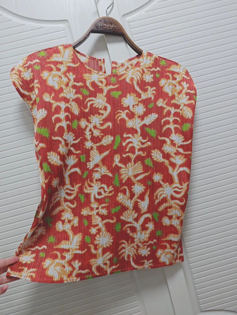 Issey Miyake Issey Miyake size:5 A red floral print top Size S / US 4 / IT 40 - 5 Thumbnail