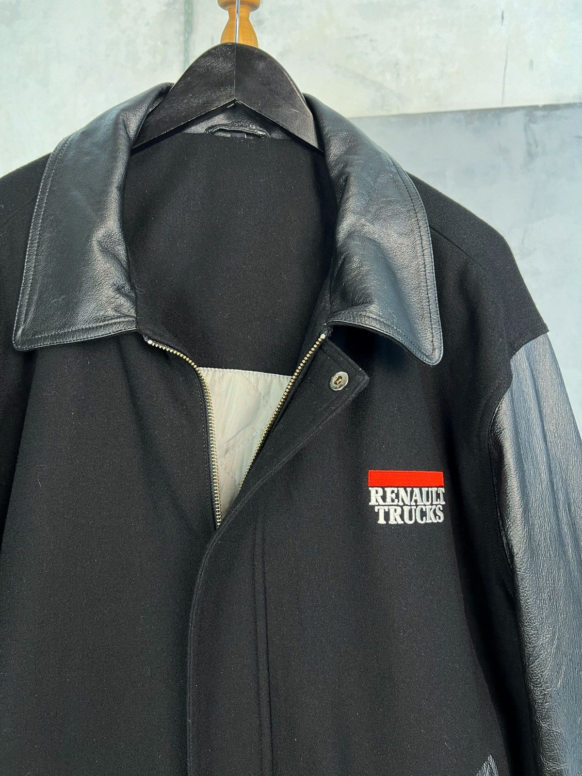 Vintage Vintage Renault Trucks Leather Wool Bomber Jacket Size L Size US L / EU 52-54 / 3 - 4 Thumbnail
