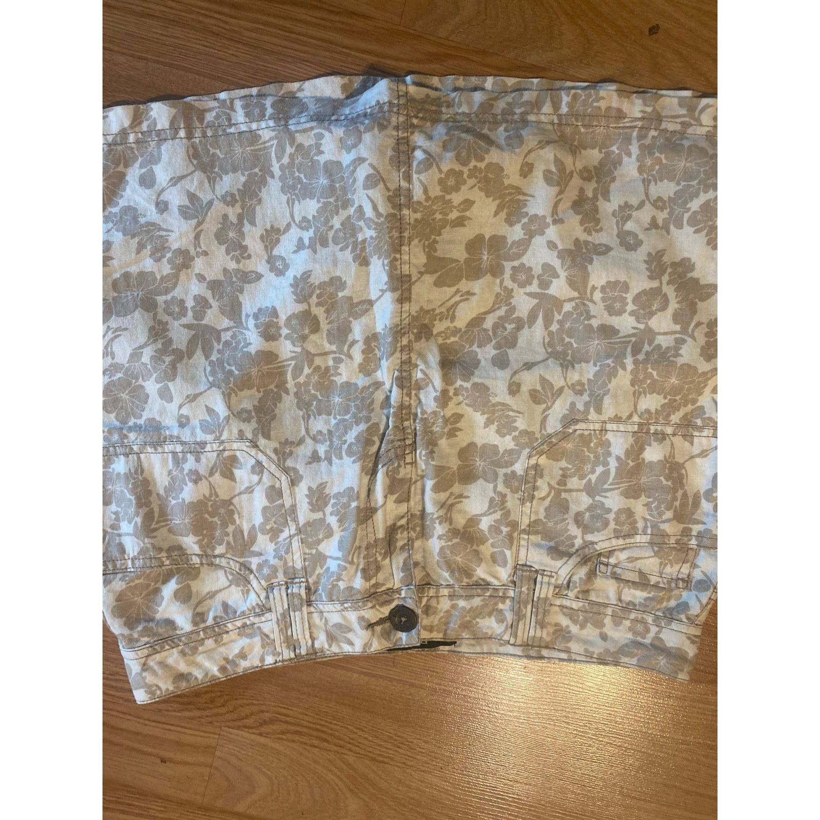 & Other Stories Floral Skirt Size 10 With Short Pockets and Zipper Size 33" - 2 Thumbnail