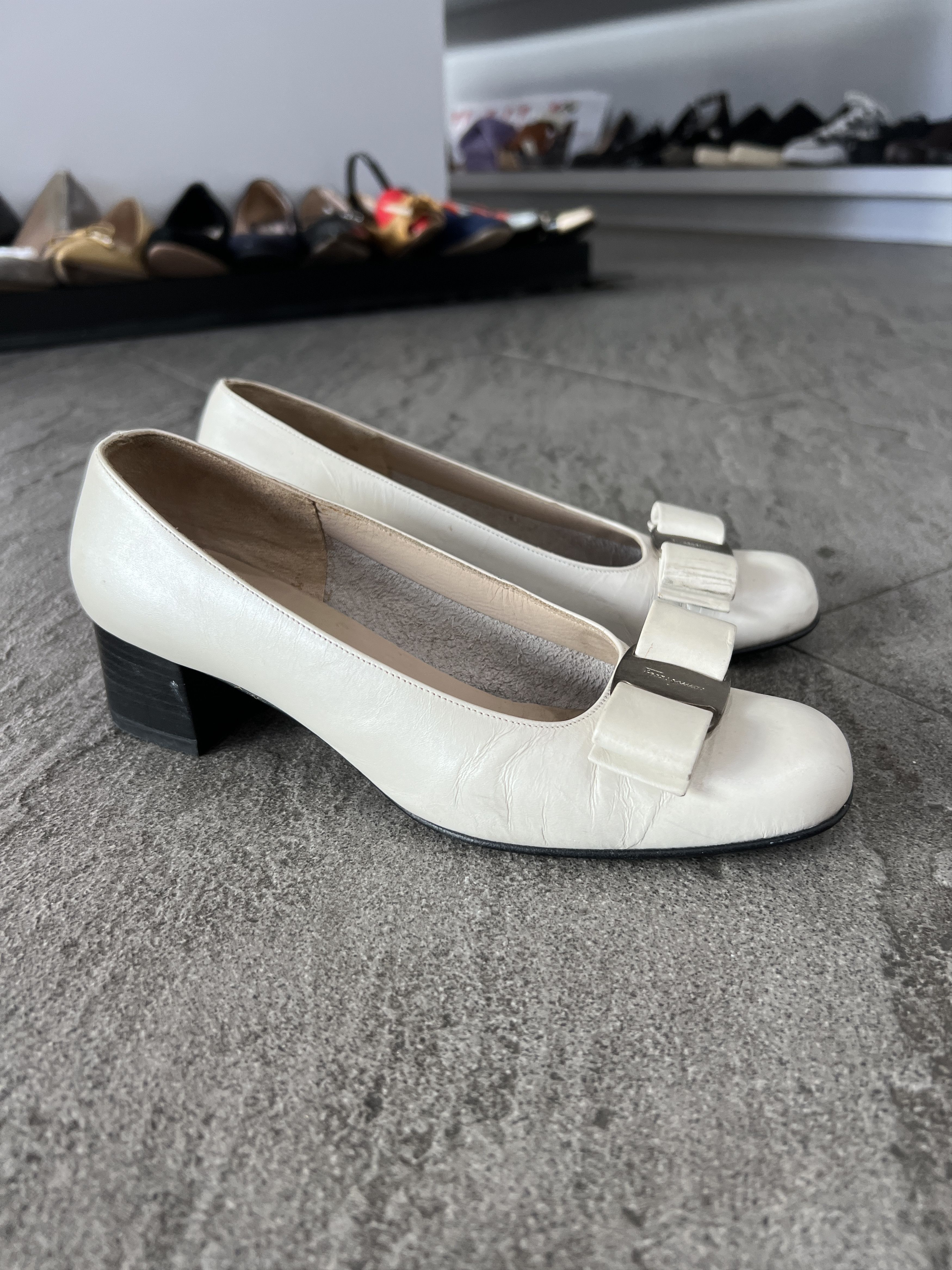 Salvatore Ferragamo Ferragamo Vara Bow Pumps Cream Leather Heels 5C Size US 5 / IT 35 - 4 Thumbnail