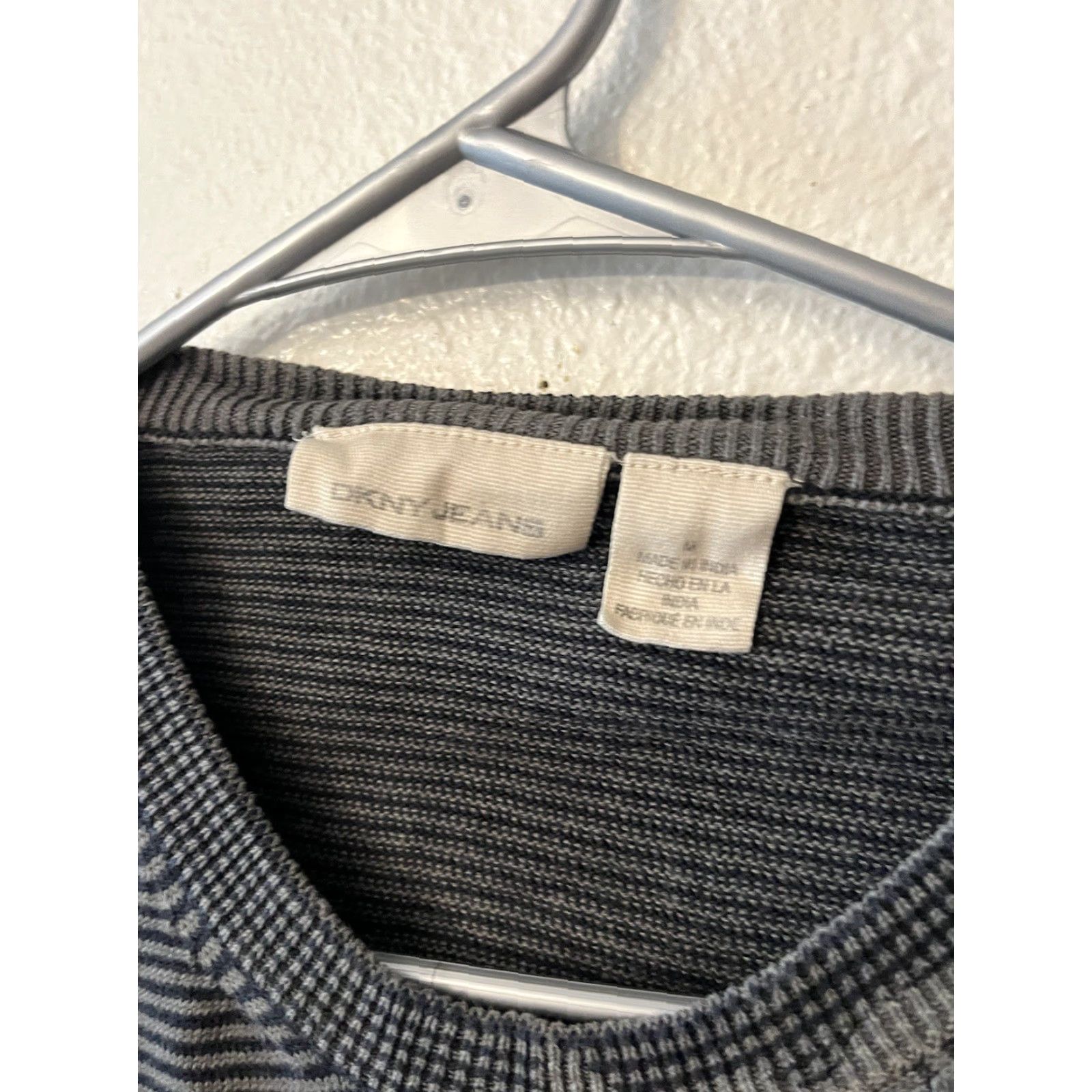 DKNY DKNY Jeans Gray Striped Graphic NYC Themed V Neck Cotton Sweater - M Men Casual Knit Pullover Crew Neck All Seasons Fall Winter Spring Size US M / EU 48-50 / 2 - 2 Thumbnail