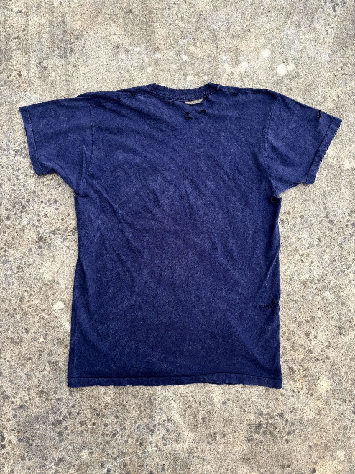 Vintage Thrashed Faded Tee Shirt Distressed Navy Size US L / EU 52-54 / 3 - 13 Thumbnail
