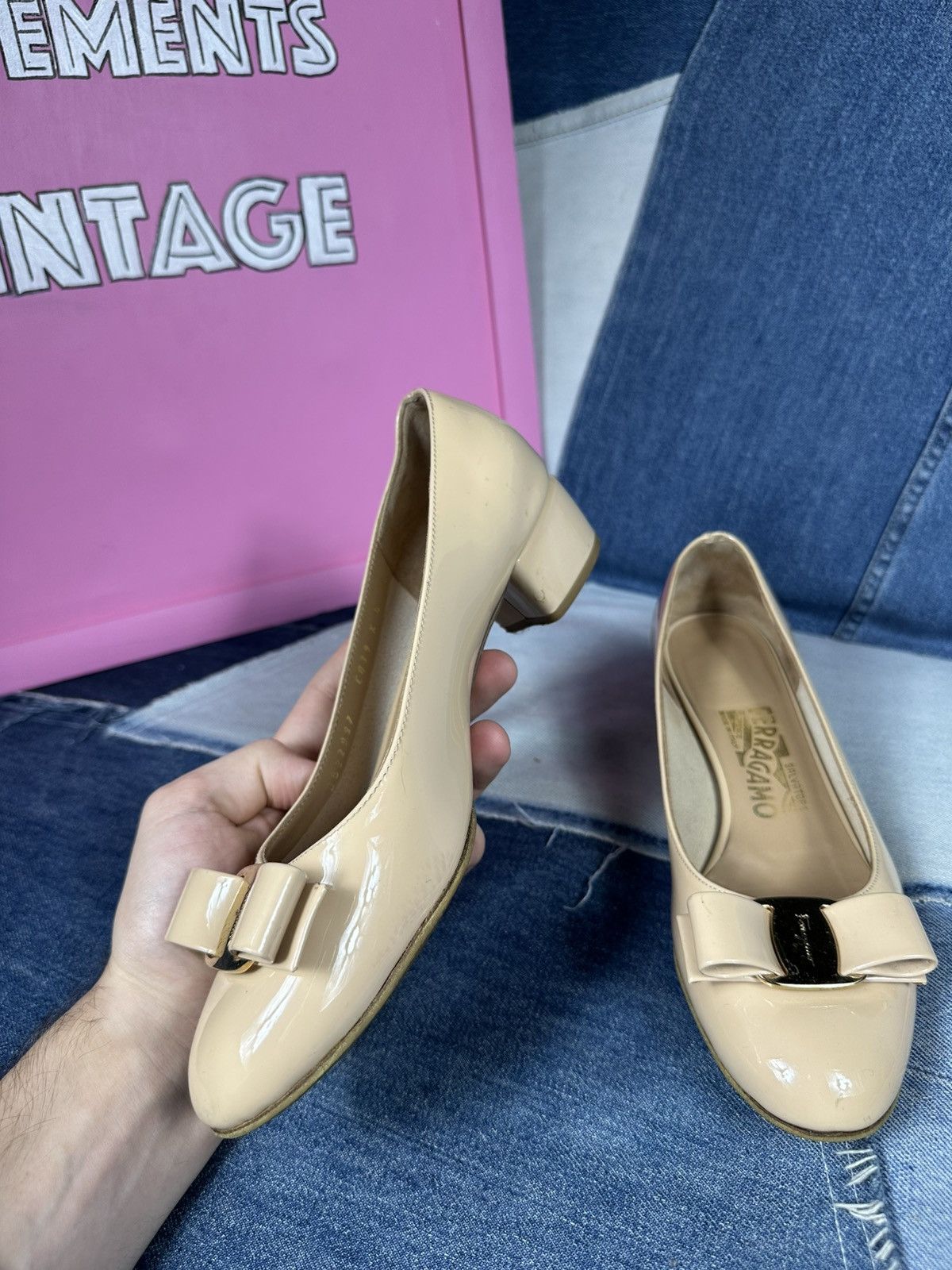 Salvatore Ferragamo Salvatore Ferragamo Vara Pump Heel Bow Beige Patent Leather Size US 6.5 / IT 36.5 - 11 Thumbnail