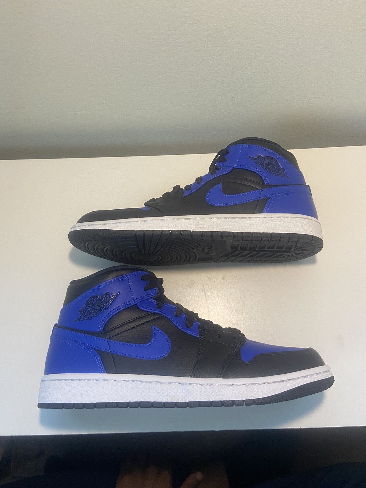 Jordan Brand Jordan 1 Mid Hyper Royal Size US 9 / EU 42 - 4 Thumbnail