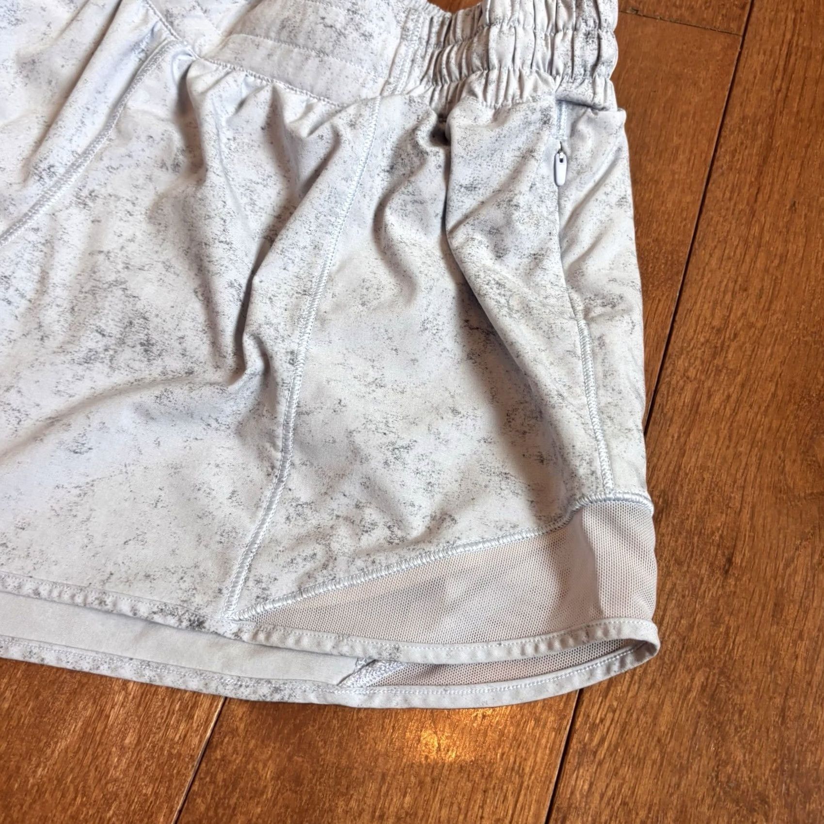 Lululemon VINTAGE Womens Lululemon Hotty Hot Low-Rise Lined Short 4" Gravel Dust Pastel Blue sz 12 Size 34" / US 12 / IT 48 - 7 Thumbnail