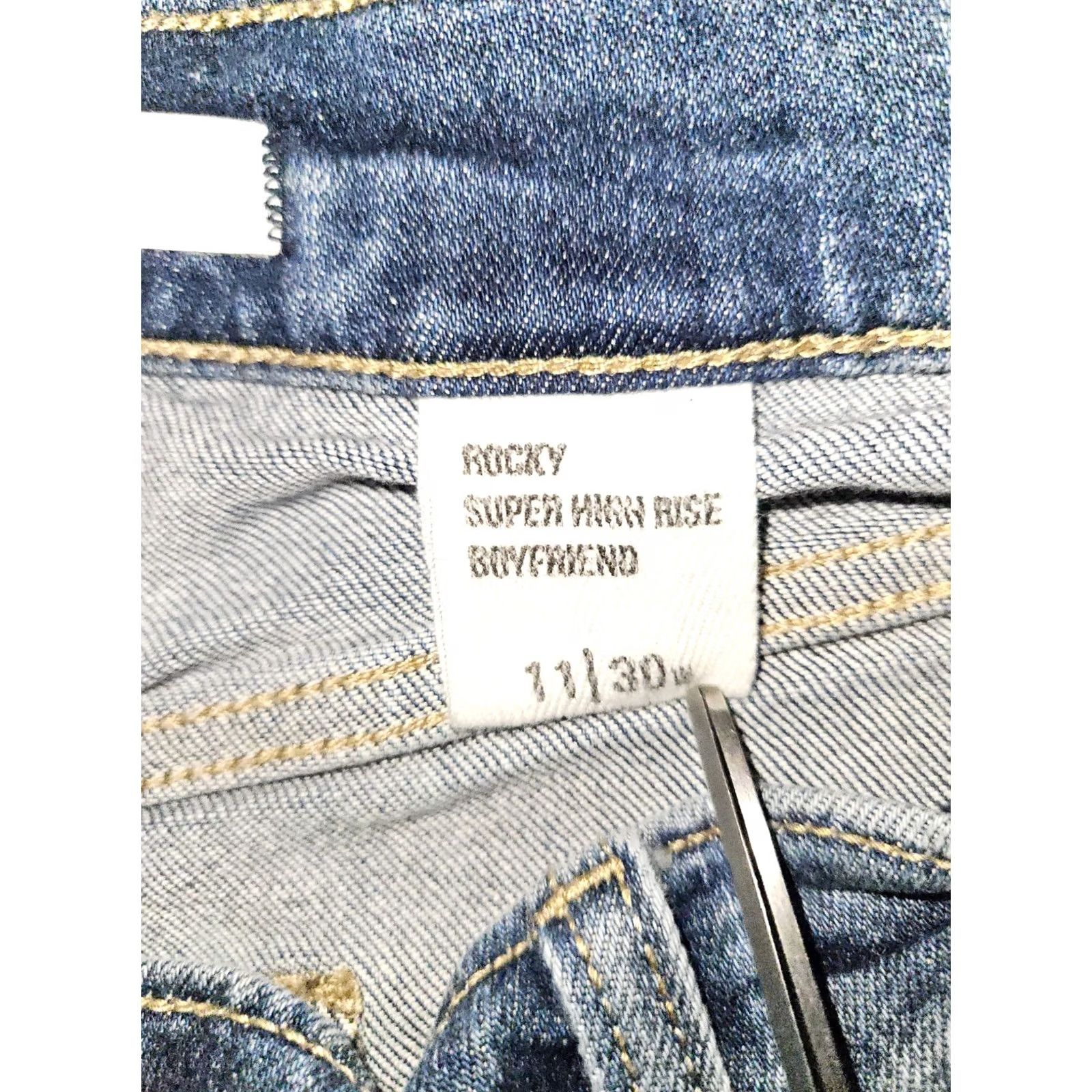Vintage VINTAGE Eunina Rocky Super High Rise Boyfriend Jeans Women 11/30 Blue Distressed 90s Bohemian Preppy Mens Womens Size 32" / US 10 / IT 46 - 3 Thumbnail