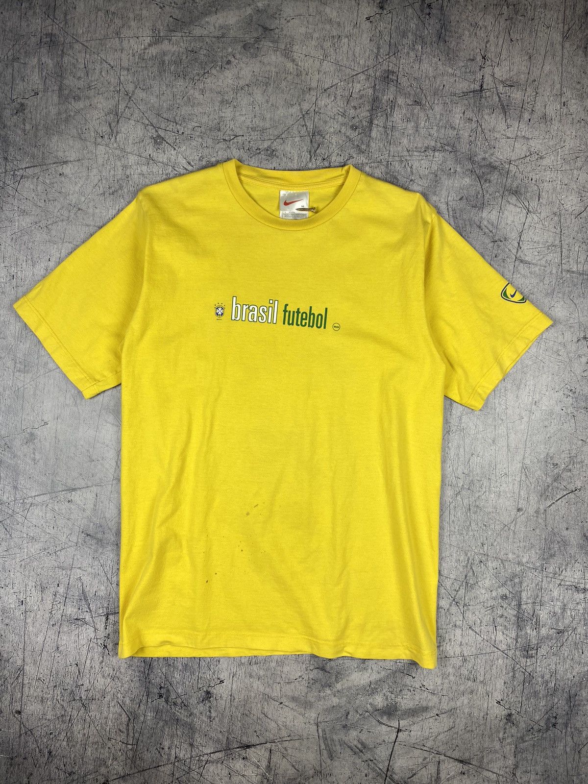 Nike Vintage Nike Brasil Big Logo Soccer Shoes Tee T Shirt Size US M / EU 48-50 / 2 - 2 Thumbnail