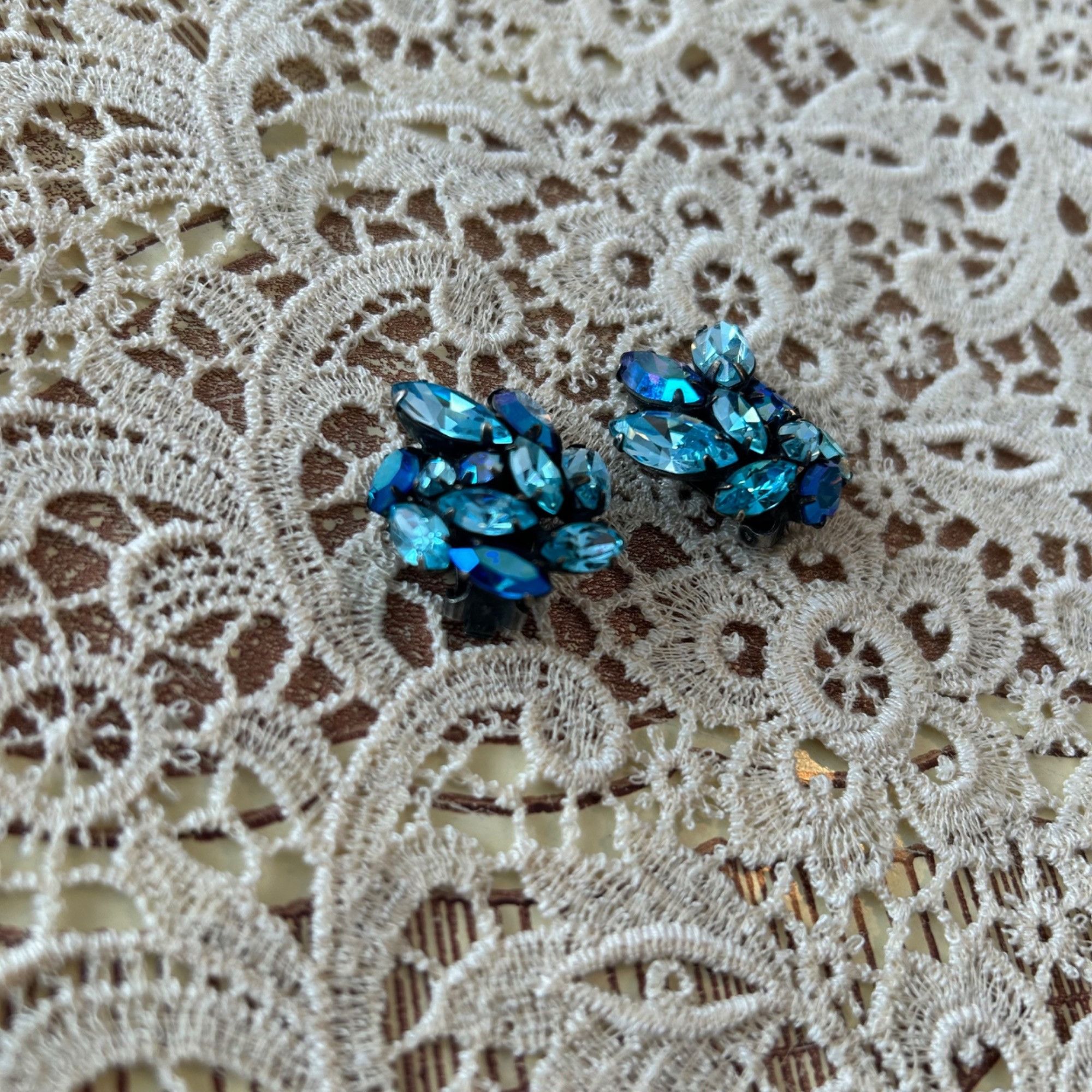 Vintage Vintage Blue Glass Rhinestone Aurora Borealis Clip Earrings Size ONE SIZE - 2 Thumbnail