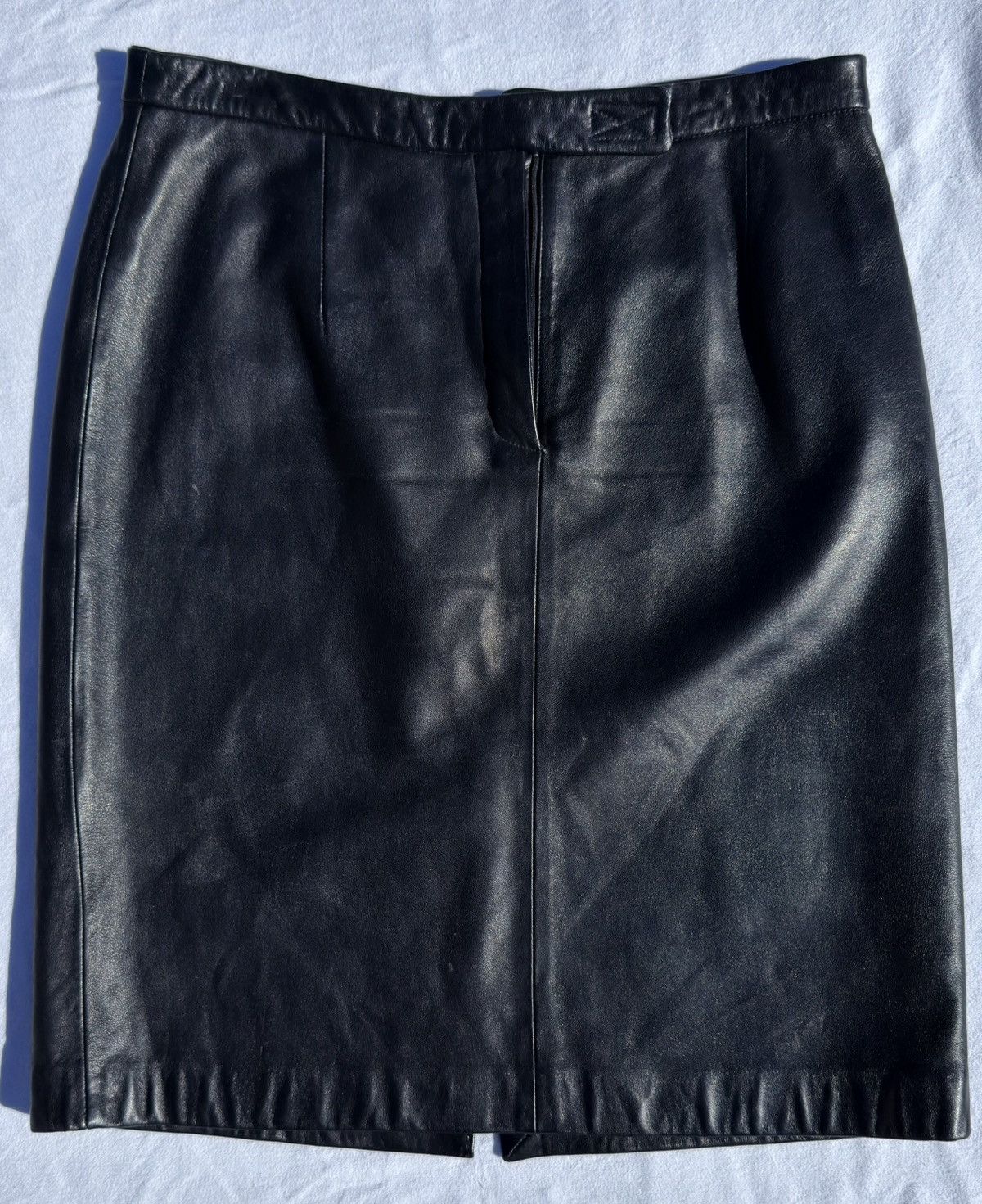 Bergdorf Goodman × Bloomingdale's × Vintage 90s Black leather mini skirt with zipper closure Size 32" / US 10 / IT 46 - 1 Thumbnail