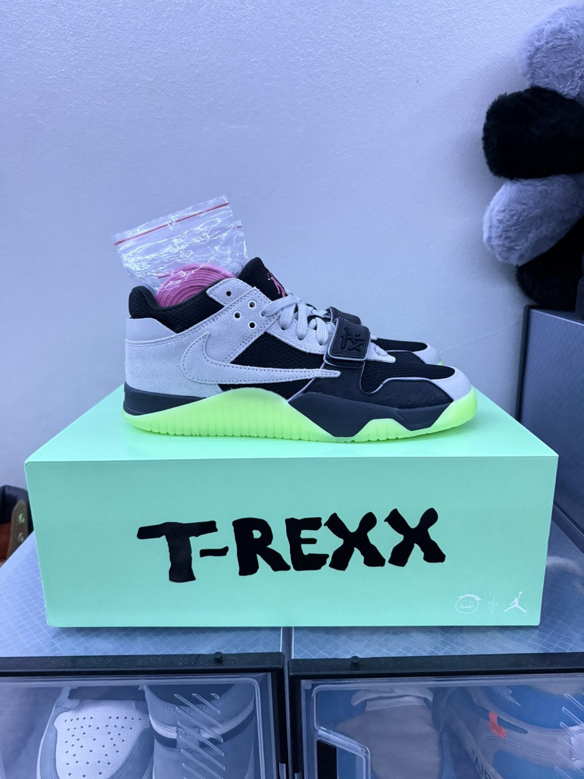 Jordan Brand × Travis Scott Chase B x Travis Scott Jumpman Jack TR Black Night Silver Size US 6.5 / EU 39-40 - 1 Thumbnail
