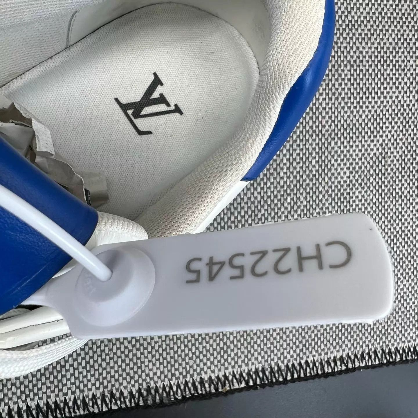 Louis Vuitton LV Trainer White/Blue Embossed 7.5/41.5 LN Box Size US 8.5 / EU 41-42 - 9 Thumbnail