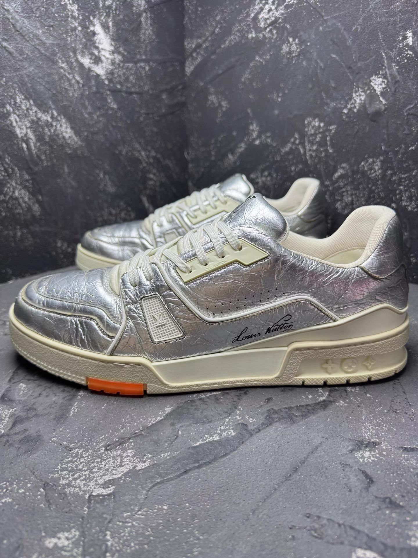 Louis Vuitton LV Trainer Silver Foil Sneakers Q10 Size US 10 / EU 43 - 2 Thumbnail