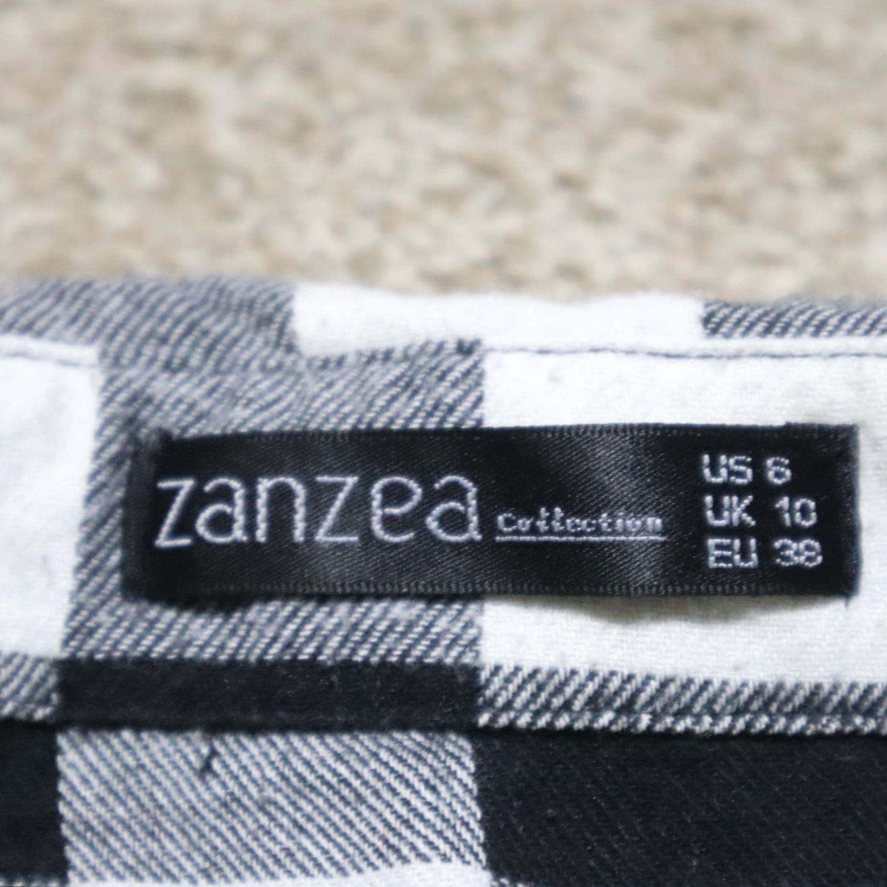Vintage Zanzea Womens Shirt Adult 6 Black & Gray Plaid Long Sleeve Collared Button Down Size M / US 6-8 / IT 42-44 - 4 Thumbnail