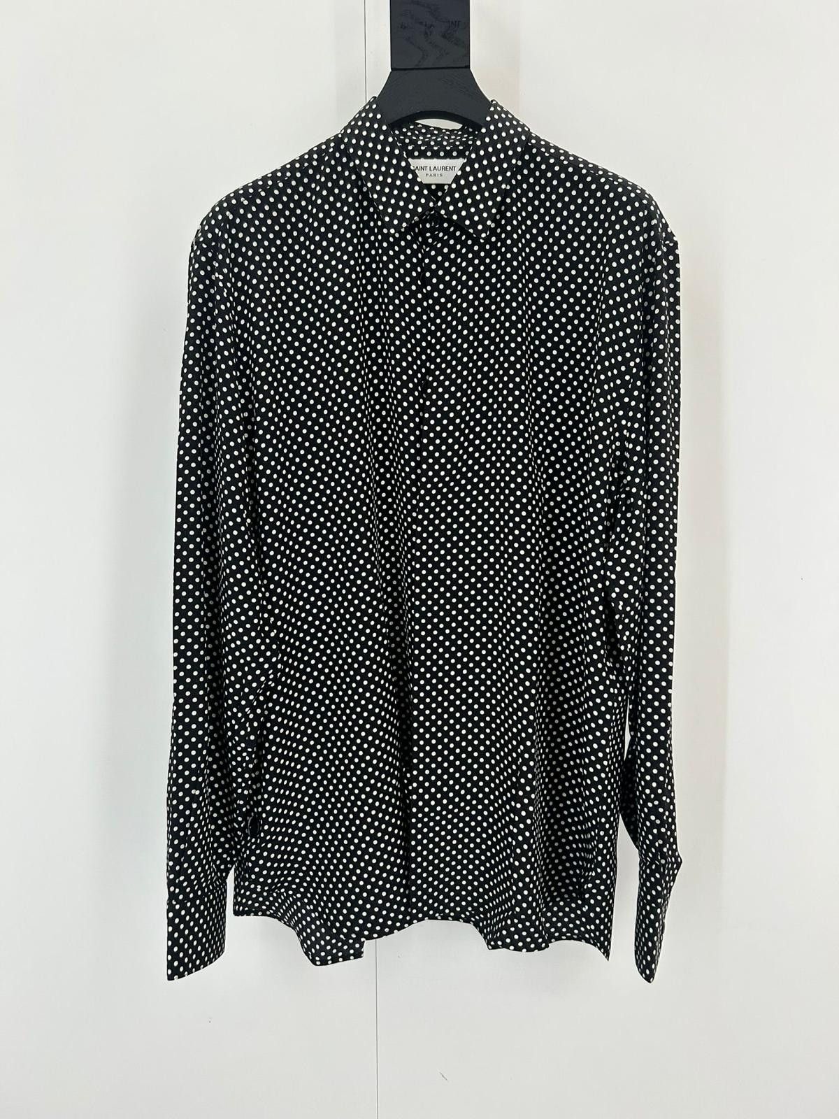 Shirt with an yves collar and straight shoulders