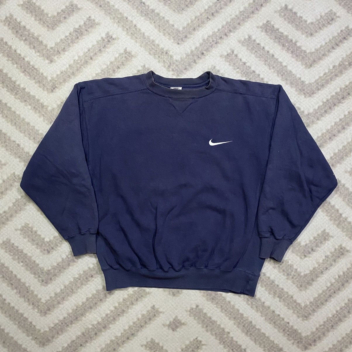 Nike Vintage Faded 90s NIKE Small Embroidered Swoosh Sweatshirt Size US L / EU 52-54 / 3 - 1 Thumbnail