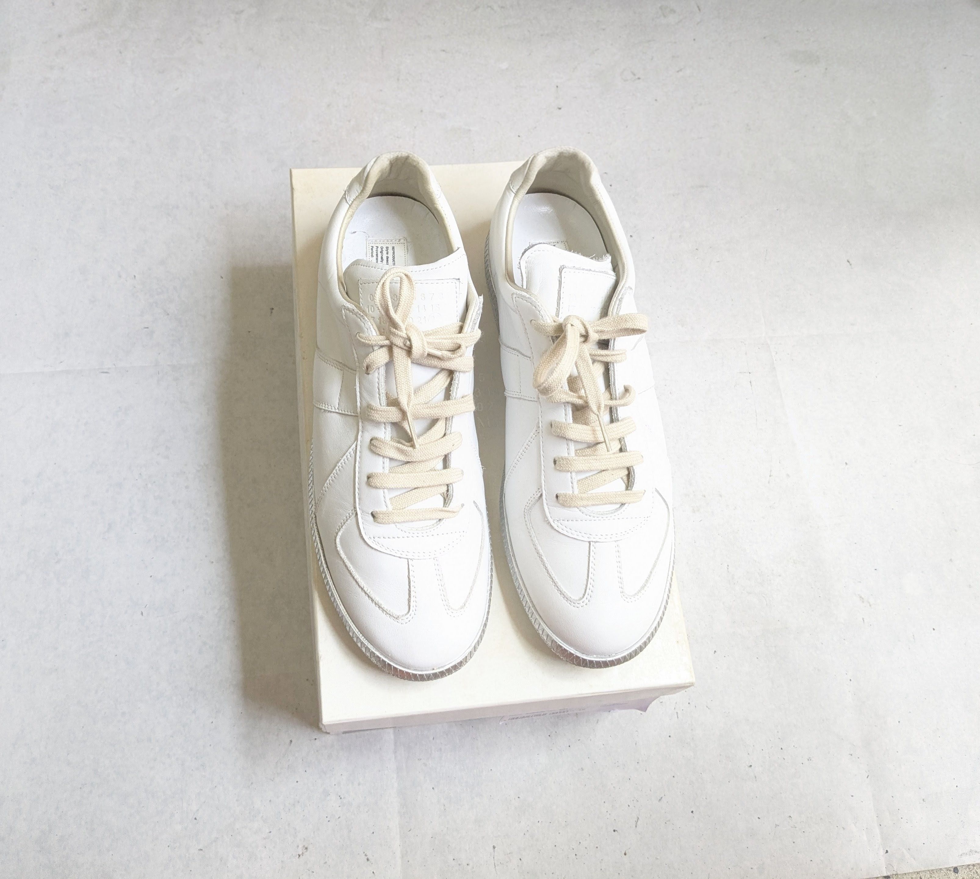 Maison Margiela Maison Margiela Gat Replica White Silver 9 42 Low Tops Size US 9 / EU 42 - 1 Thumbnail