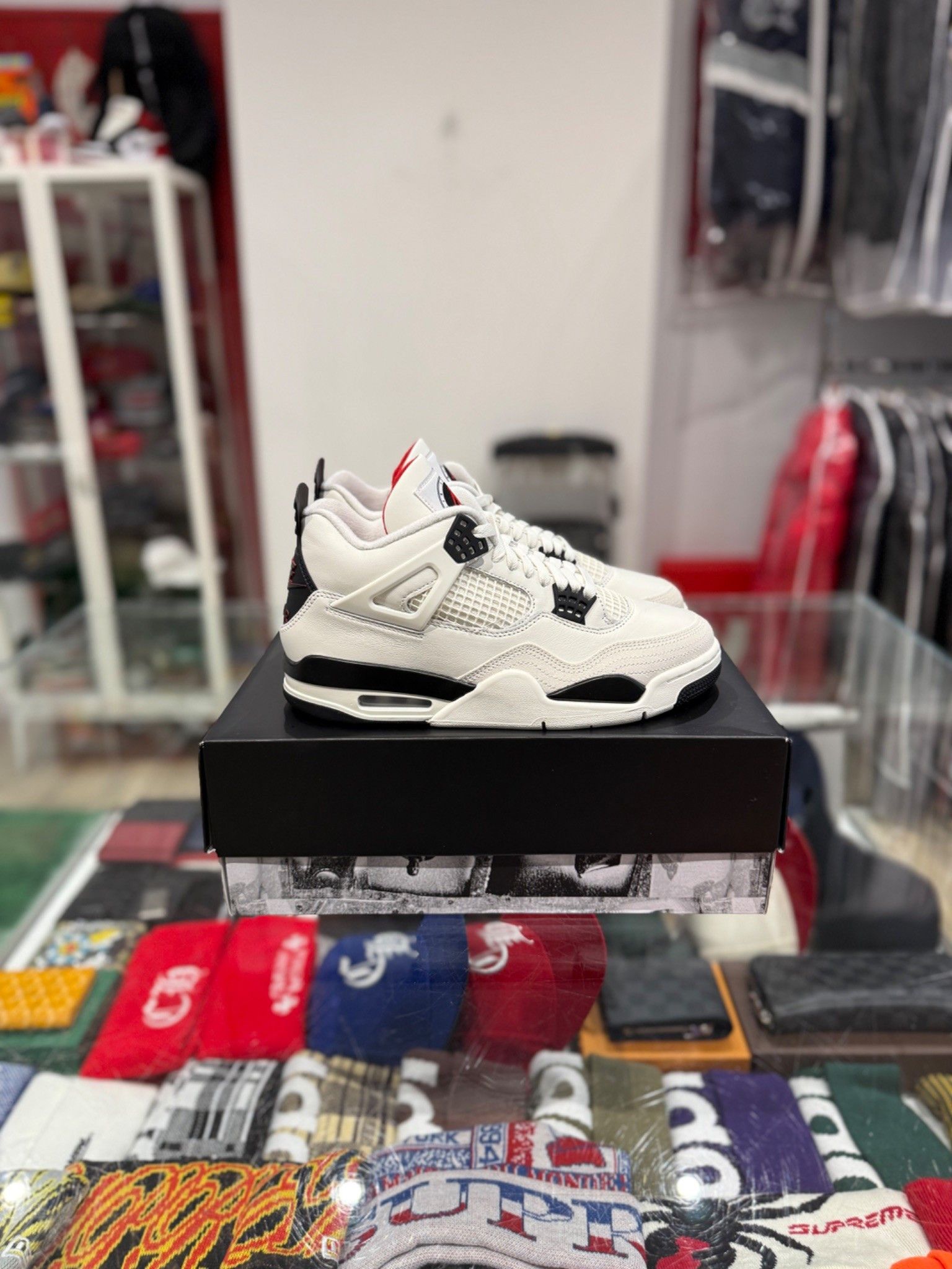 Jordan Brand Jordan 4 Flight Club Size US 9 / EU 42 - 1 Thumbnail