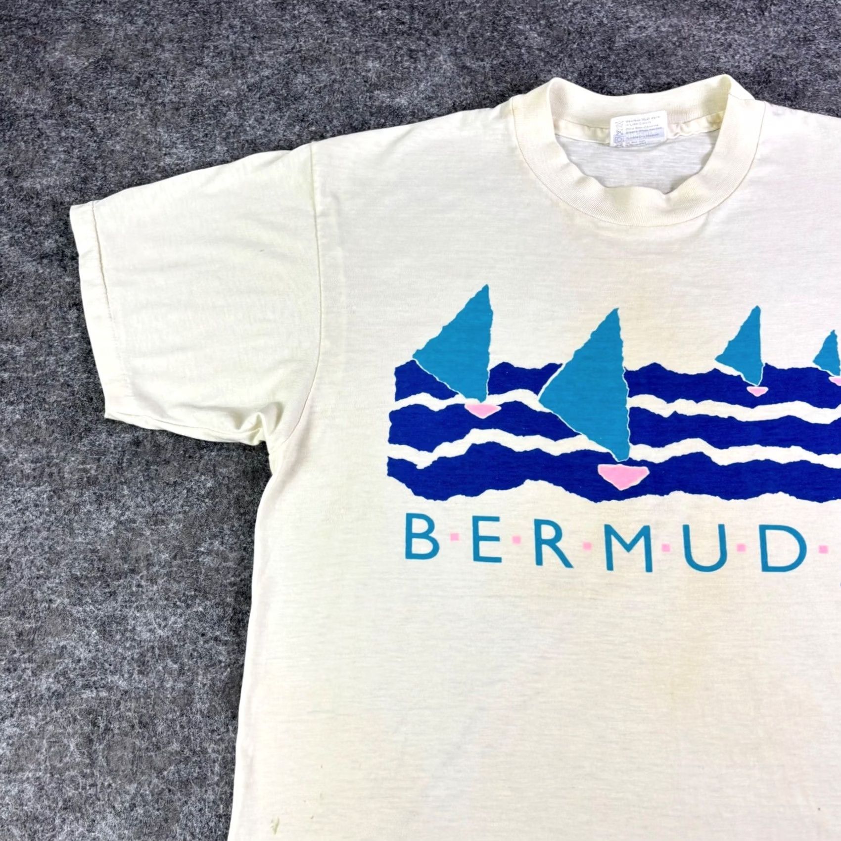 Hanes VINTAGE Hanes Fifty-Fifty Bermuda T Shirt Large Ivory 1980s Mens Short Sleeve Graphic Tee Distressed Size US L / EU 52-54 / 3 - 6 Thumbnail
