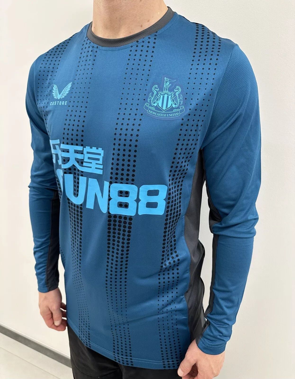Castore NEWCASTLE UNITED 2022/2023 TRAINING JERSEY SHIRT LONG SLEEVE Size US S / EU 44-46 / 1 - 7 Thumbnail