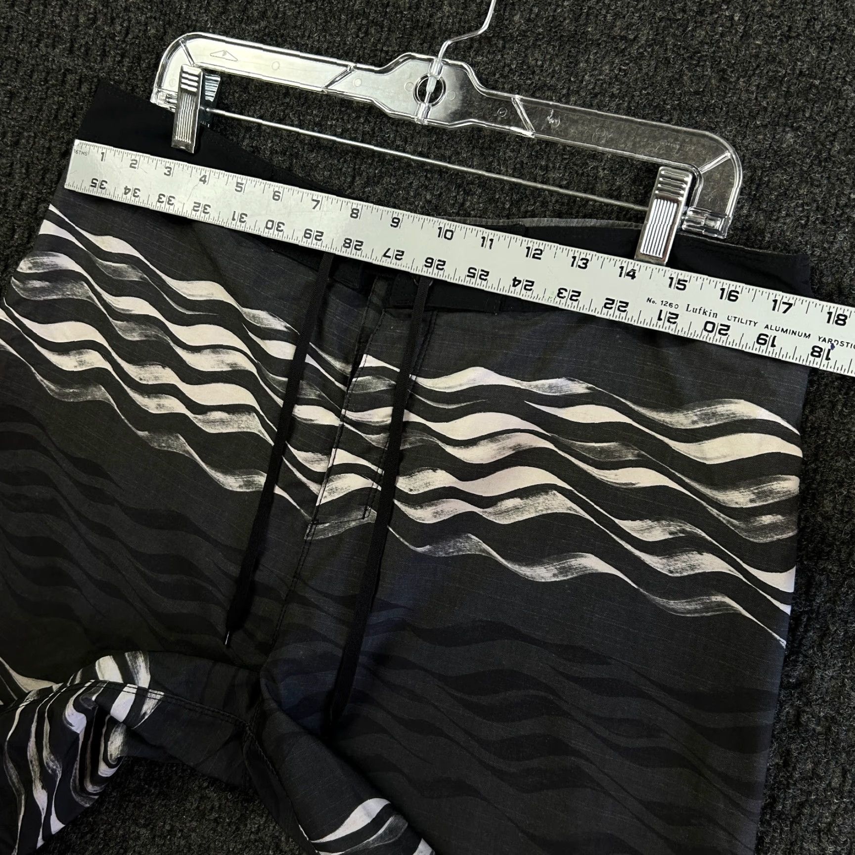 Hurley VINTAGE Hurley Board Shorts Swim Trunks 34 Gray Black Waves 90s Beach Surfing Mens Size US 34 / EU 50 - 7 Thumbnail