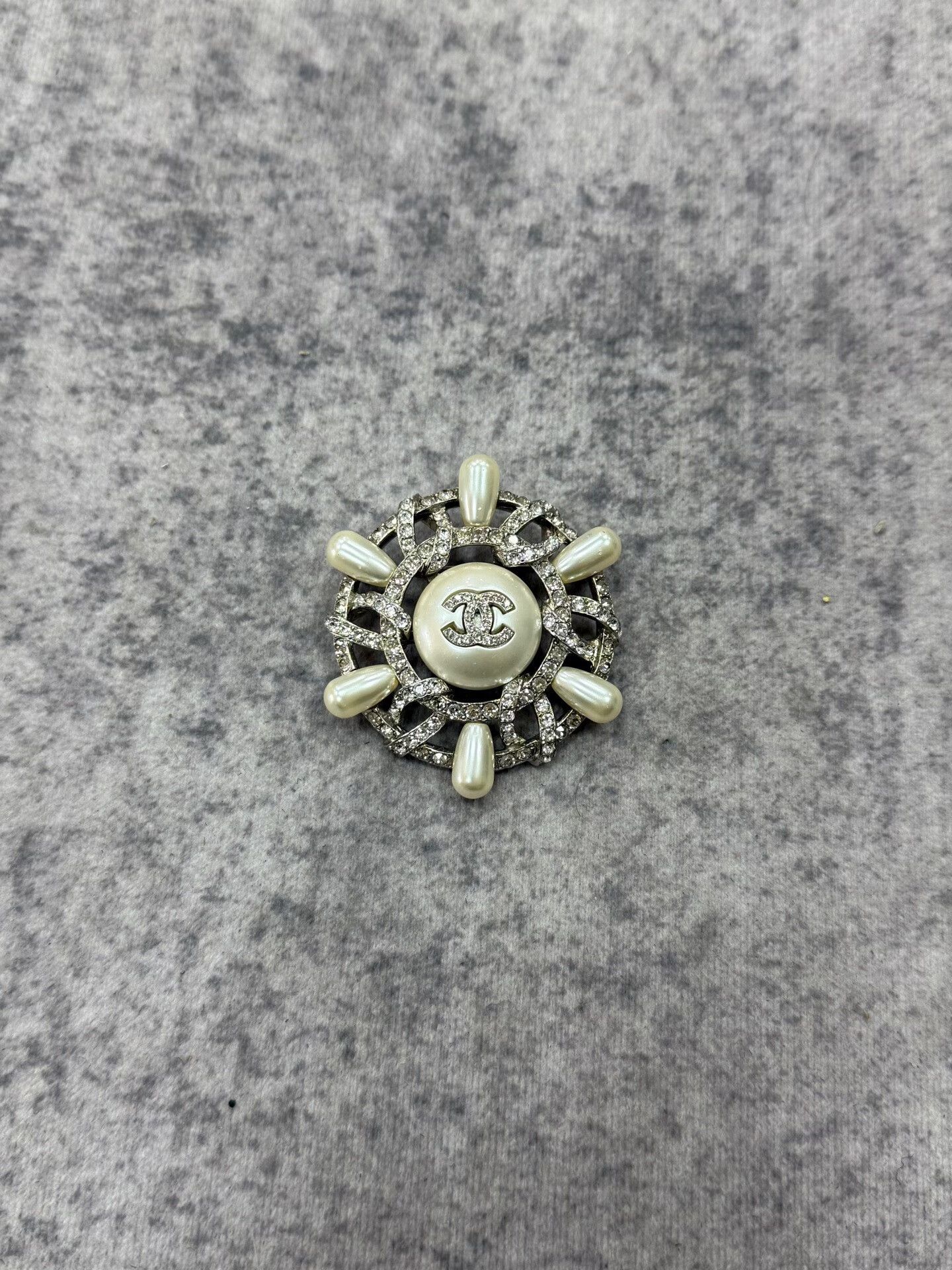 Chanel Chanel Pearl and Crystal Sunflower Brooch Size ONE SIZE - 1 Thumbnail