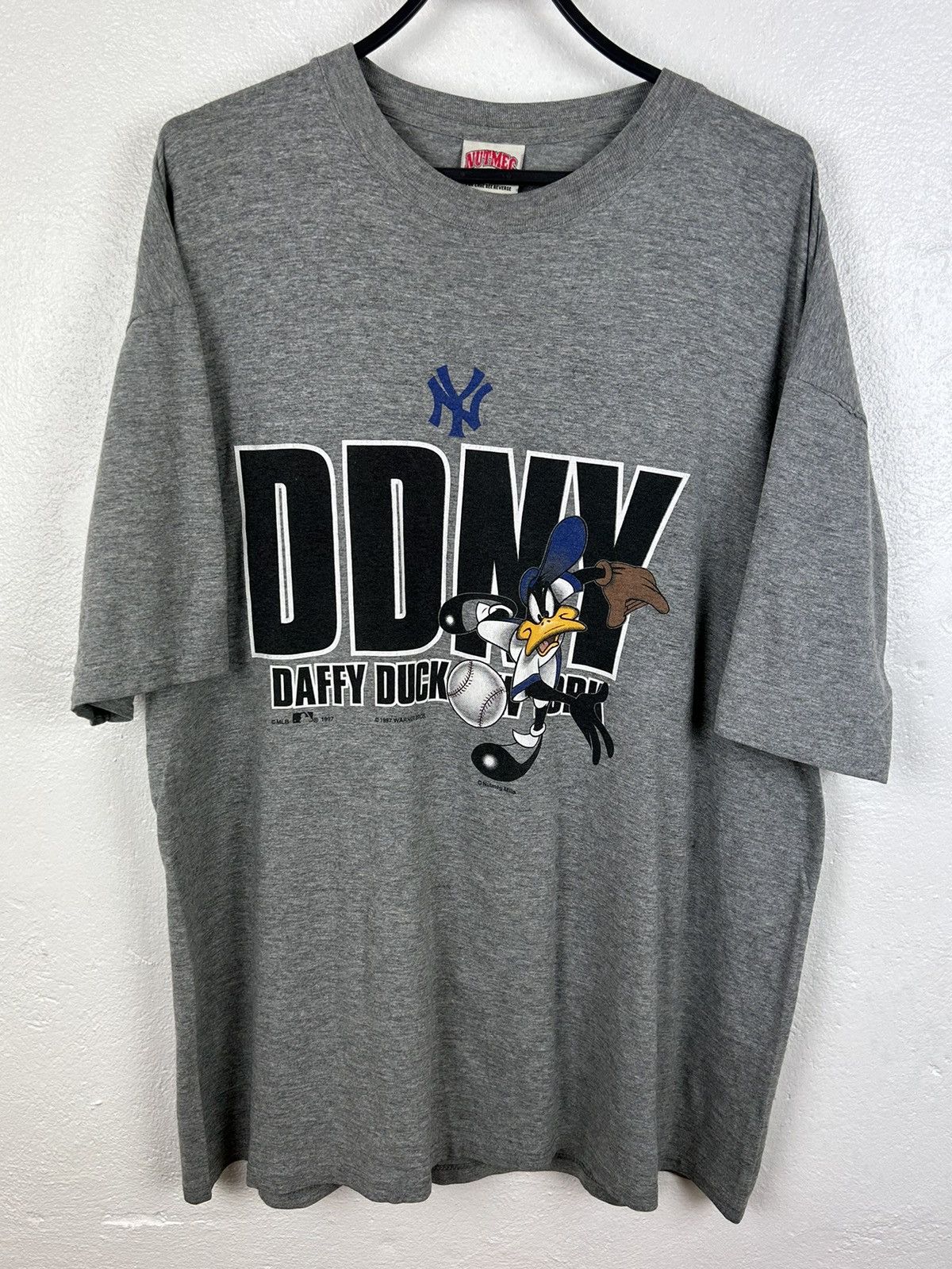 New York Yankees 90s Vintage 1997 Nutmeg New York Yankees Daffy Duck T-Shirt Size US XL / EU 56 / 4 - 1 Thumbnail