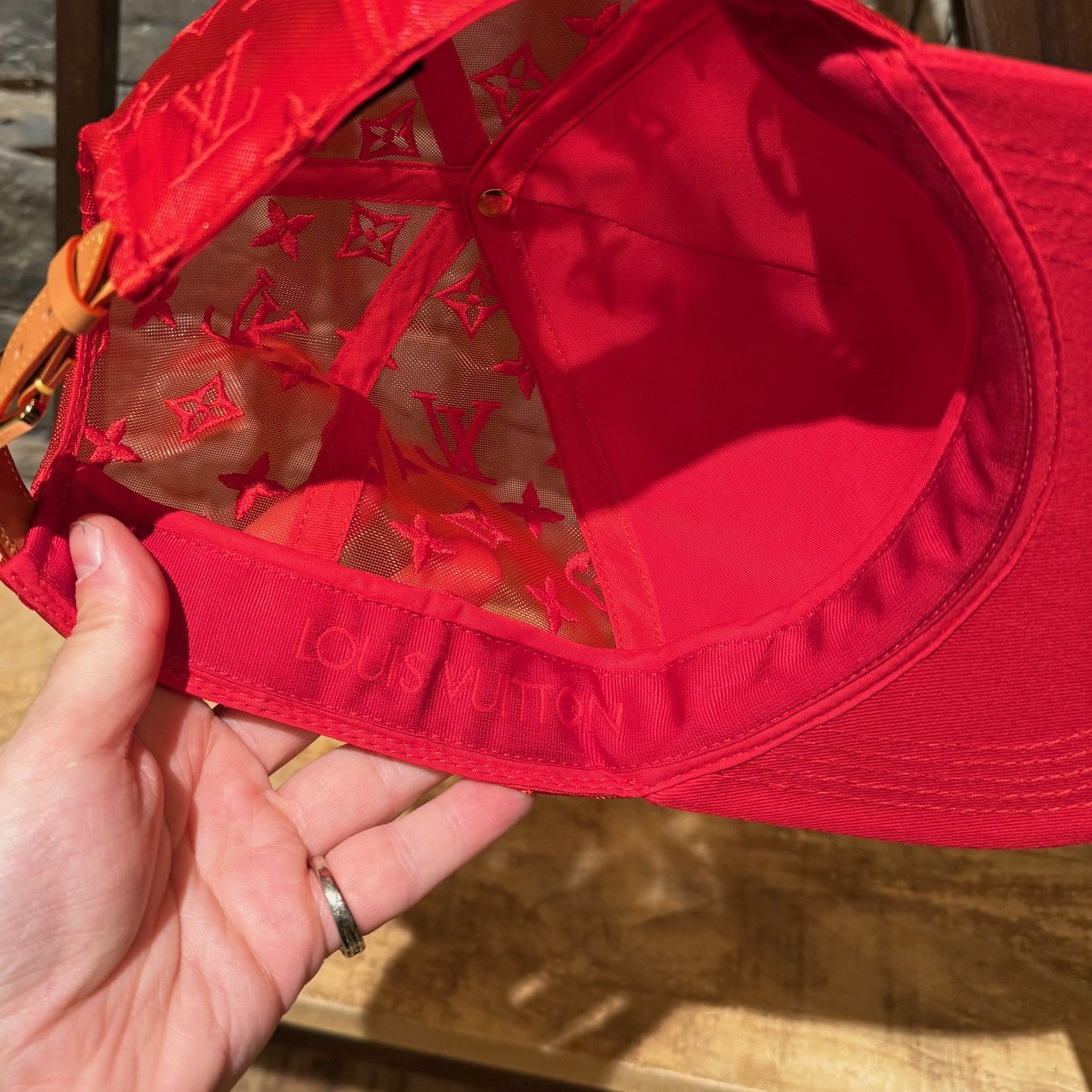 Louis Vuitton Louis Vuitton Red Mesh LV Soho Exclusive Everyday Cap Size ONE SIZE - 10 Thumbnail