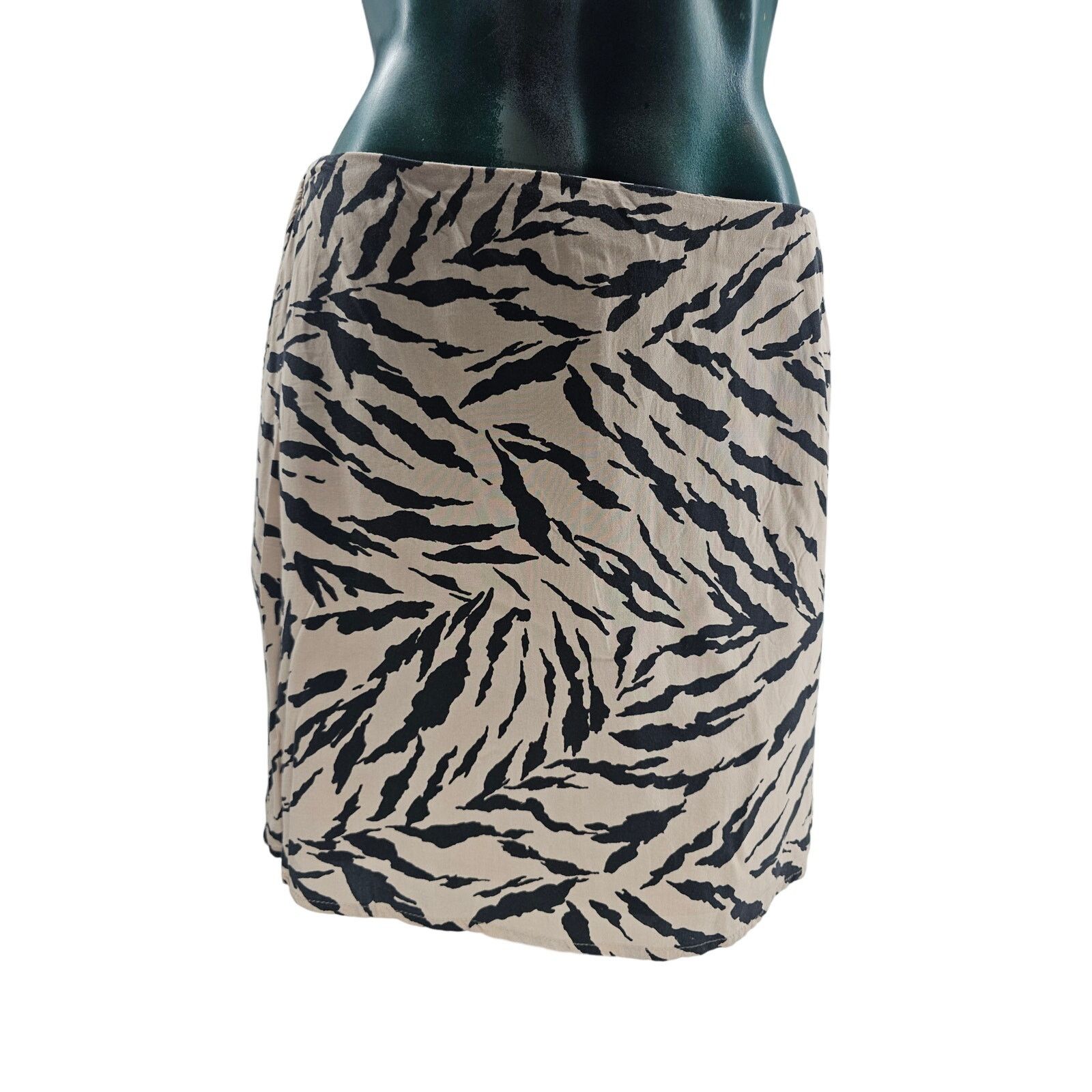 Abercrombie & Fitch Abercrombie & Fitch Tiger Animal Print Mini Skirt S 3486 Size 27" / US 4 / IT 40 - 1 Thumbnail