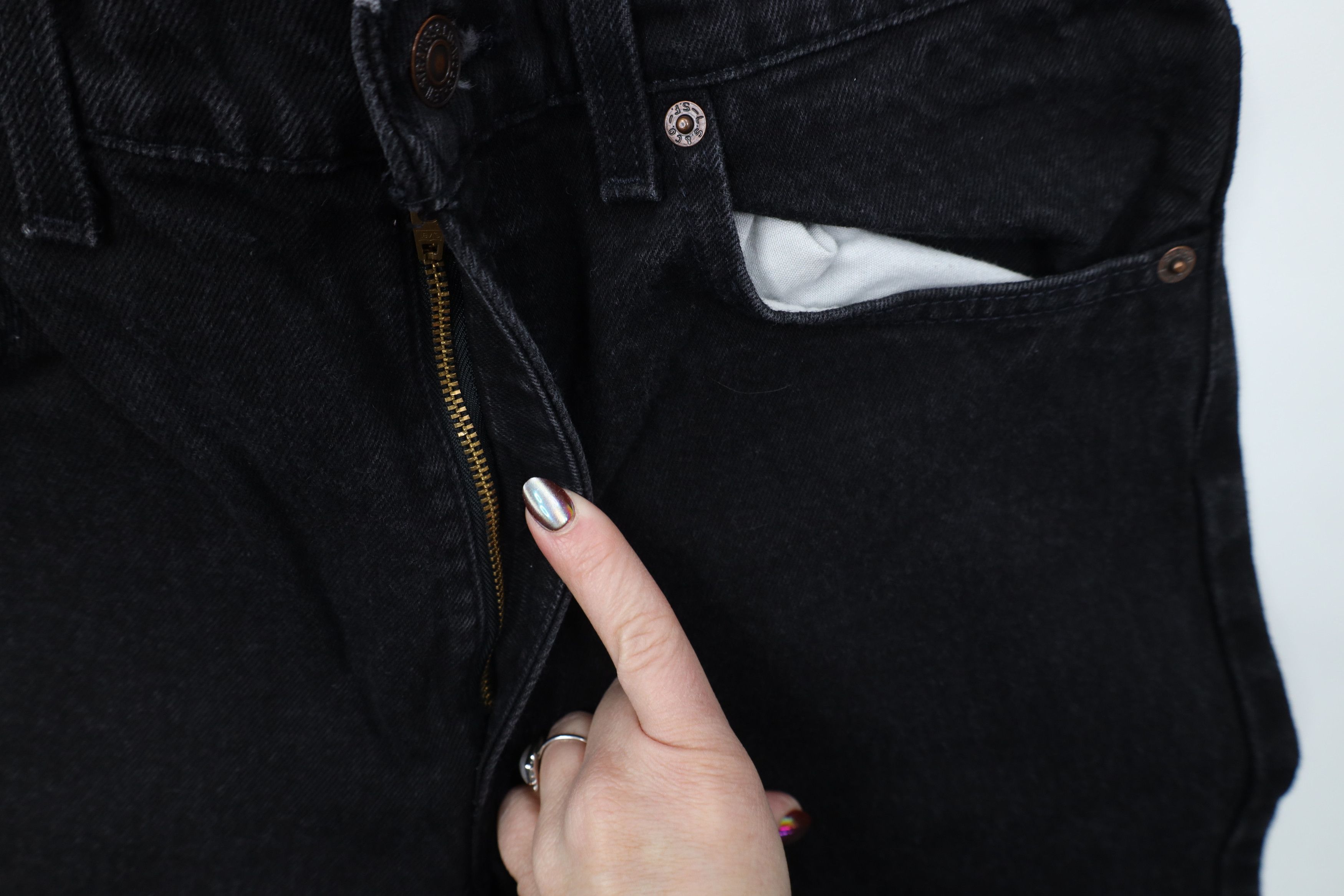 Levi's Vintage 90s Levis Relaxed Tapered Leg Denim Jeans Black USA Size US 32 / EU 48 - 6 Thumbnail