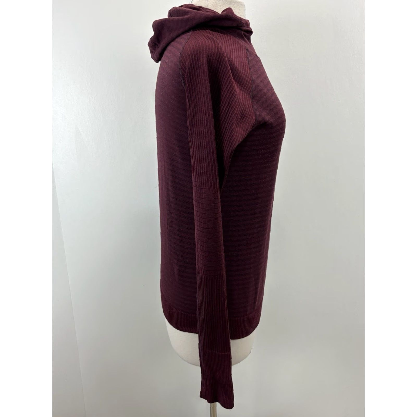 Lululemon VINTAGE Lululemon keep the heat thermal hoodie Maroon Hooded Pullover Women’s 8 Stretch Size M / US 6-8 / IT 42-44 - 4 Thumbnail
