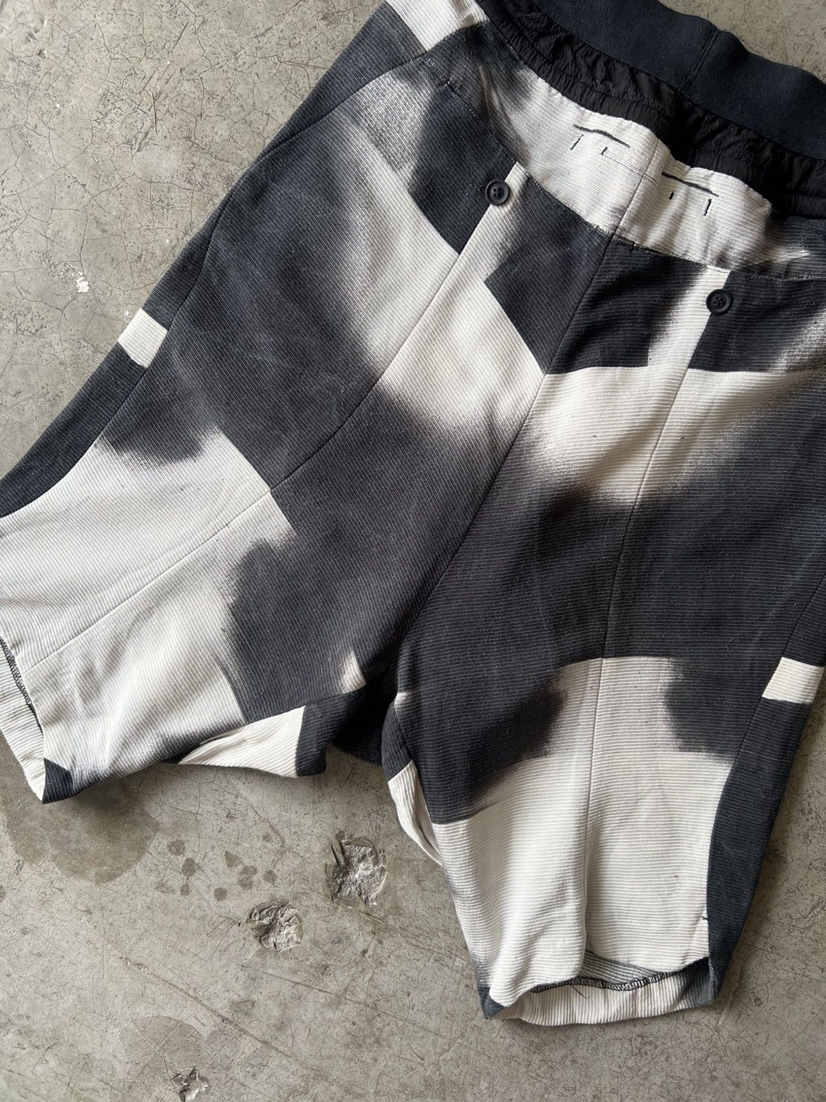 Julius Julius 7 - S/S14 “Ghost” - Geometric Drop Crotch Short Size US 30 / EU 46 - 9 Thumbnail