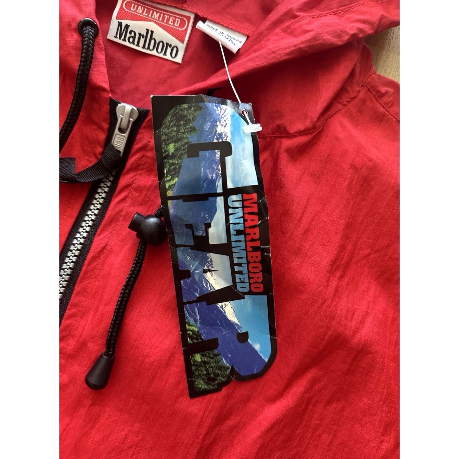 Marlboro VINTAGE Marlboro Jacket Windbreaker L Red 90s Logo Zip Pockets Packable NWT Flaws Mens Size US L / EU 52-54 / 3 - 2 Thumbnail