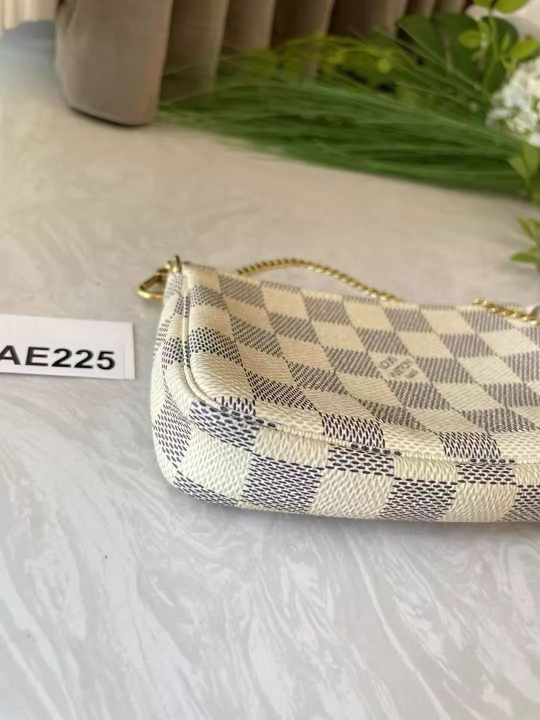 Louis Vuitton LV Mini Pochette 15x9.5x3 For Sale Size ONE SIZE - 8 Thumbnail