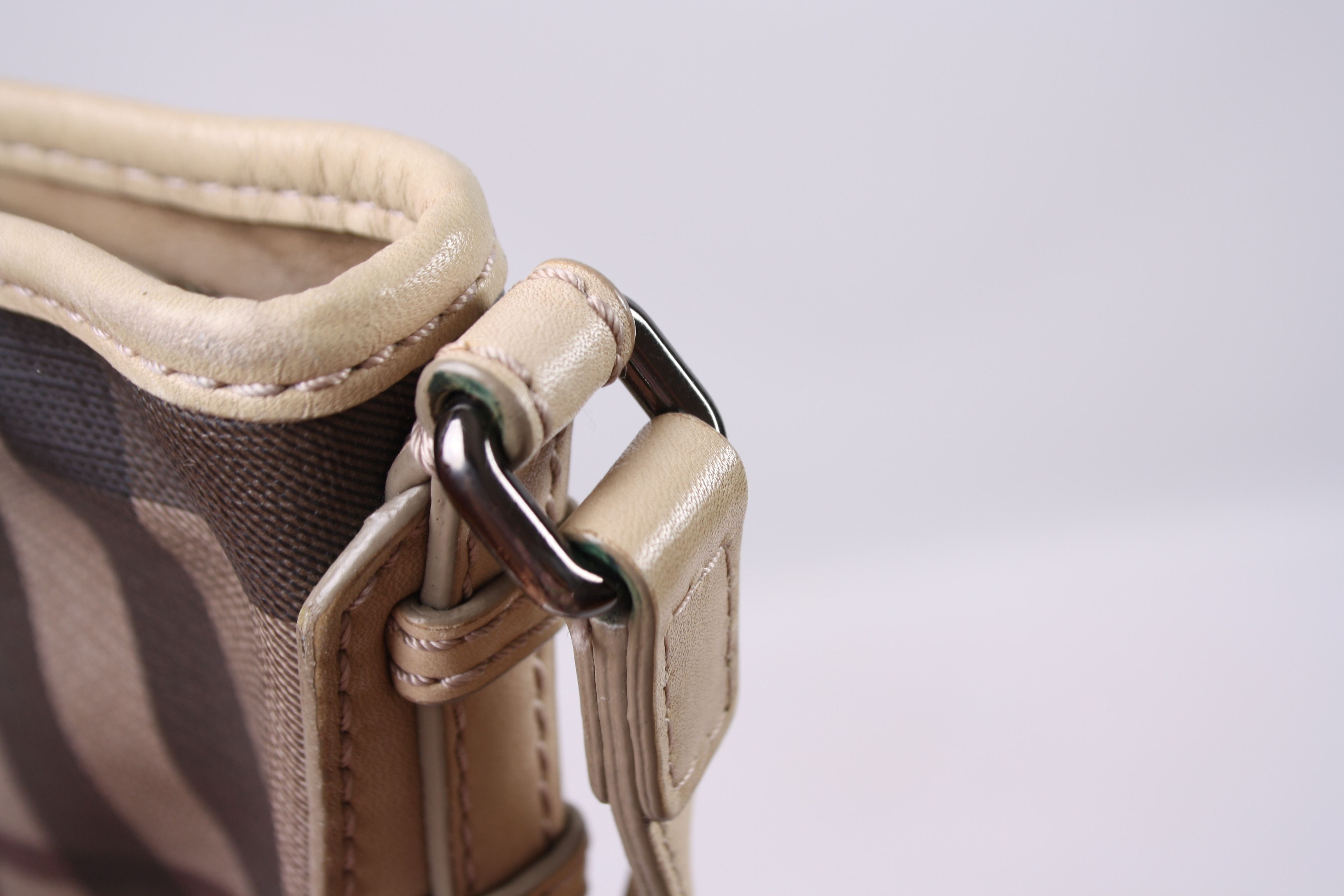 Burberry Burberry Hartham Leather Messenger Shoulder Bag Size ONE SIZE - 9 Thumbnail