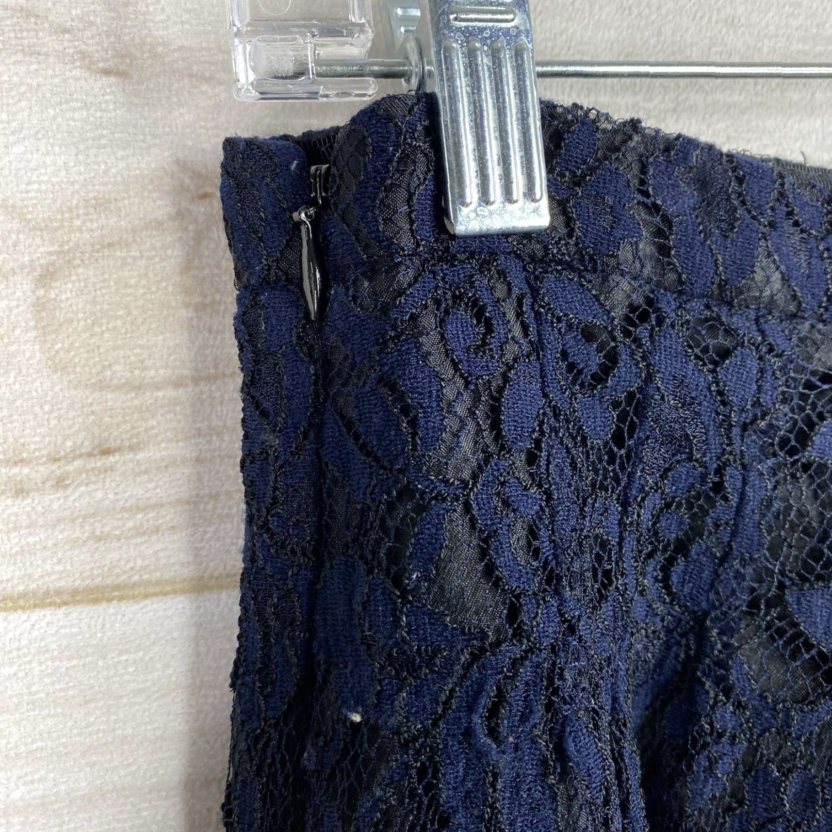 J.Crew J.CREW Mini Skirt Navy Blue Lace Overlay Lined Side Zip Floral Scalloped 2 Womens Skirt Summer Bohemian Fashion Size 26" / US 2 / IT 38 - 8 Thumbnail